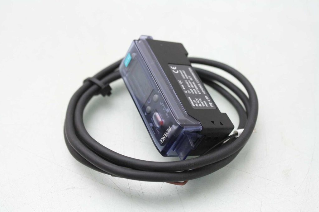 Keyence FS V1P Photoelectric Fiber Optic Sensor Amplifier Used