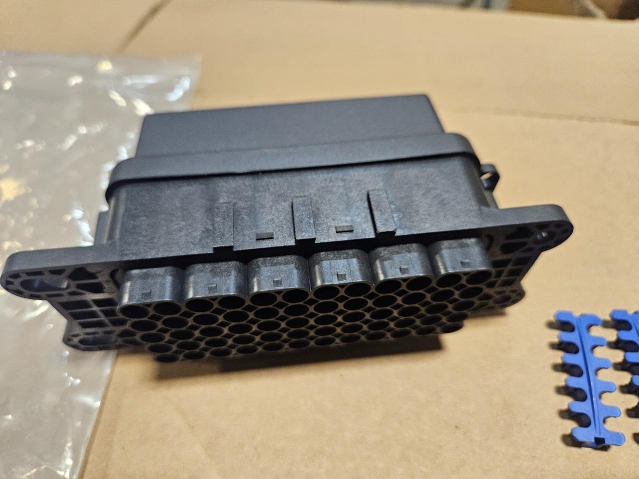 2 New Littelfuse PDM21001LXM / HWB60 Power Distribution Module 60 Circuit - New - Image 6