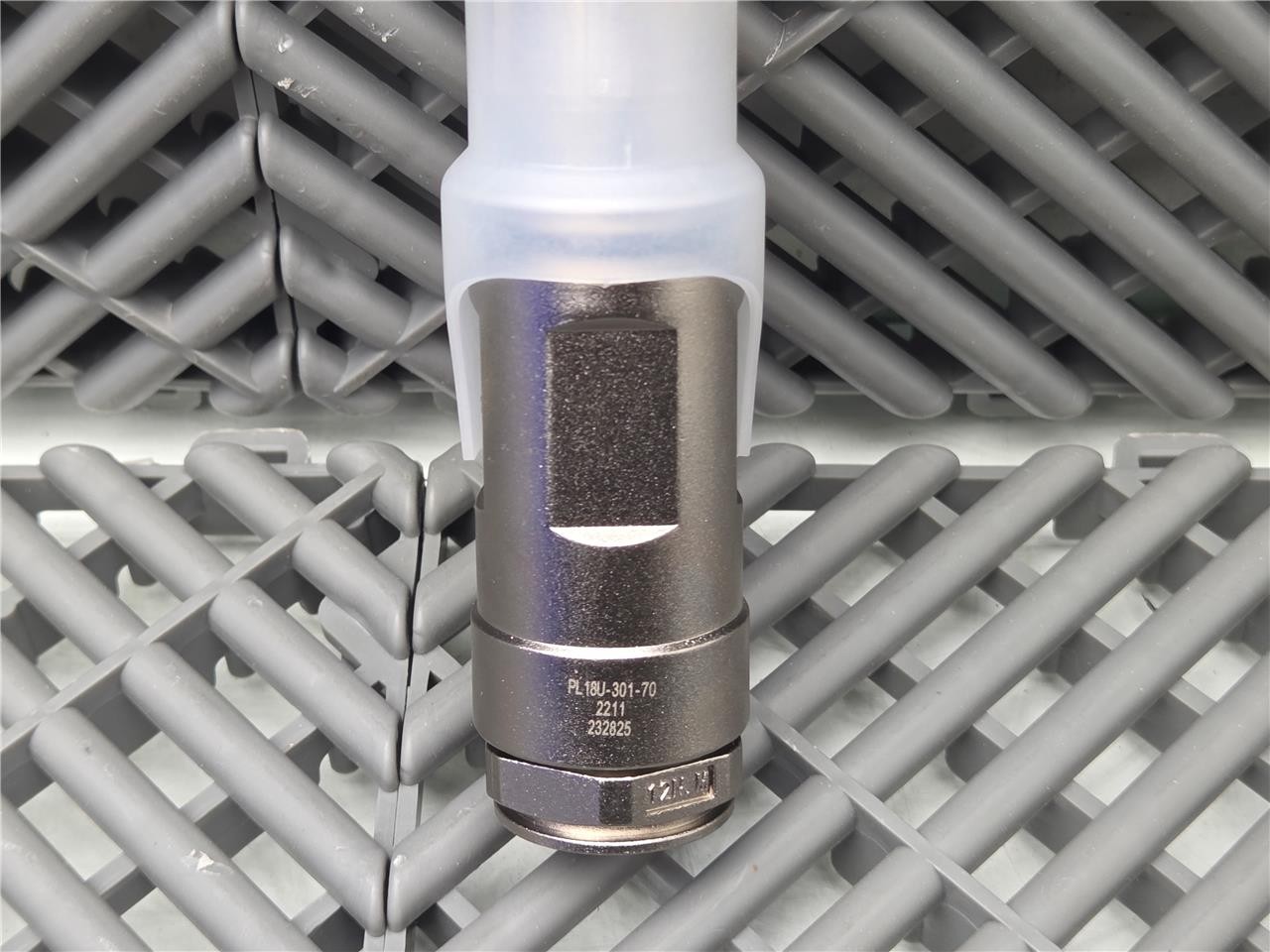 New Amphenol PL18U-301-70 PowerLok Connector - New - Image 4