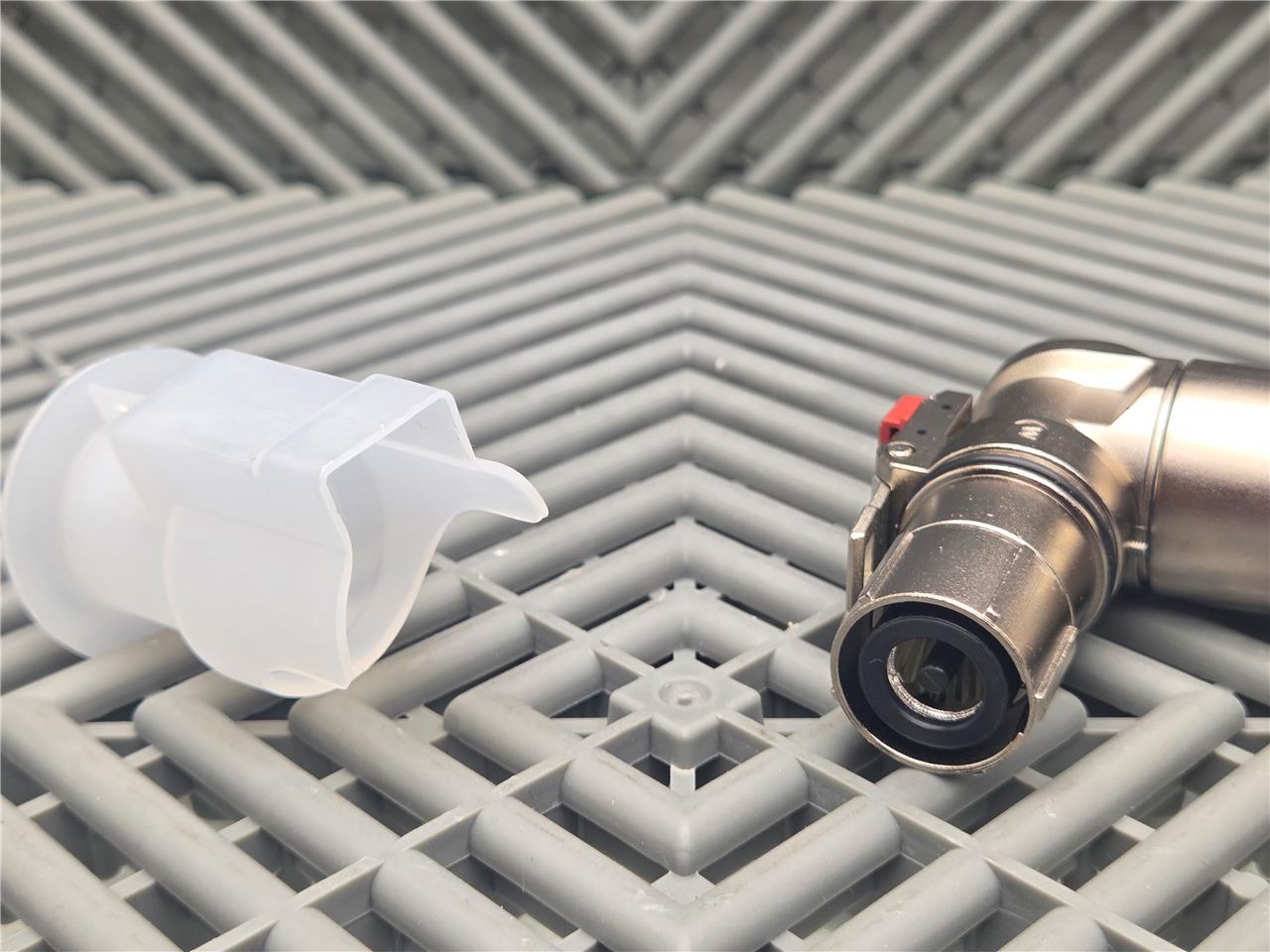 New Amphenol PL28W-301-50 PowerLok Right Angle Connector - New - Image 12