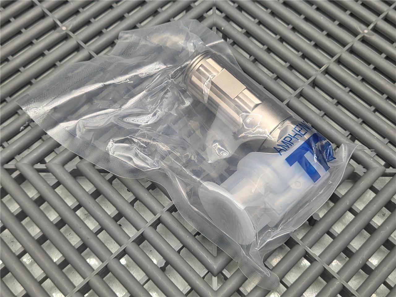 New Amphenol PL28W-301-50 PowerLok Right Angle Connector - New - Image 3