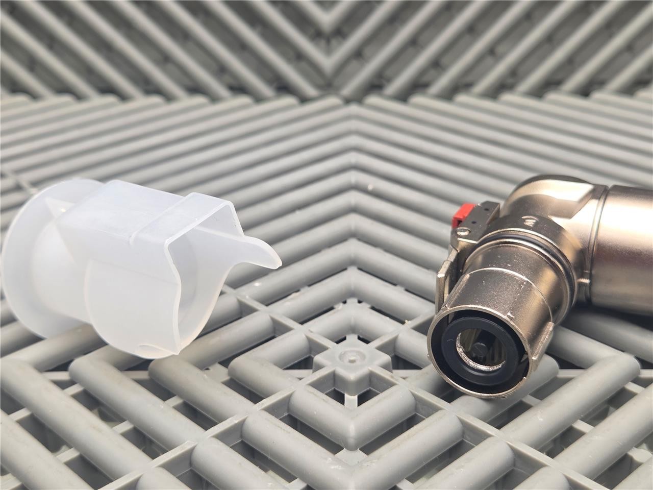 New Amphenol PL28W-301-50 PowerLok Right Angle Connector - New - Image 5