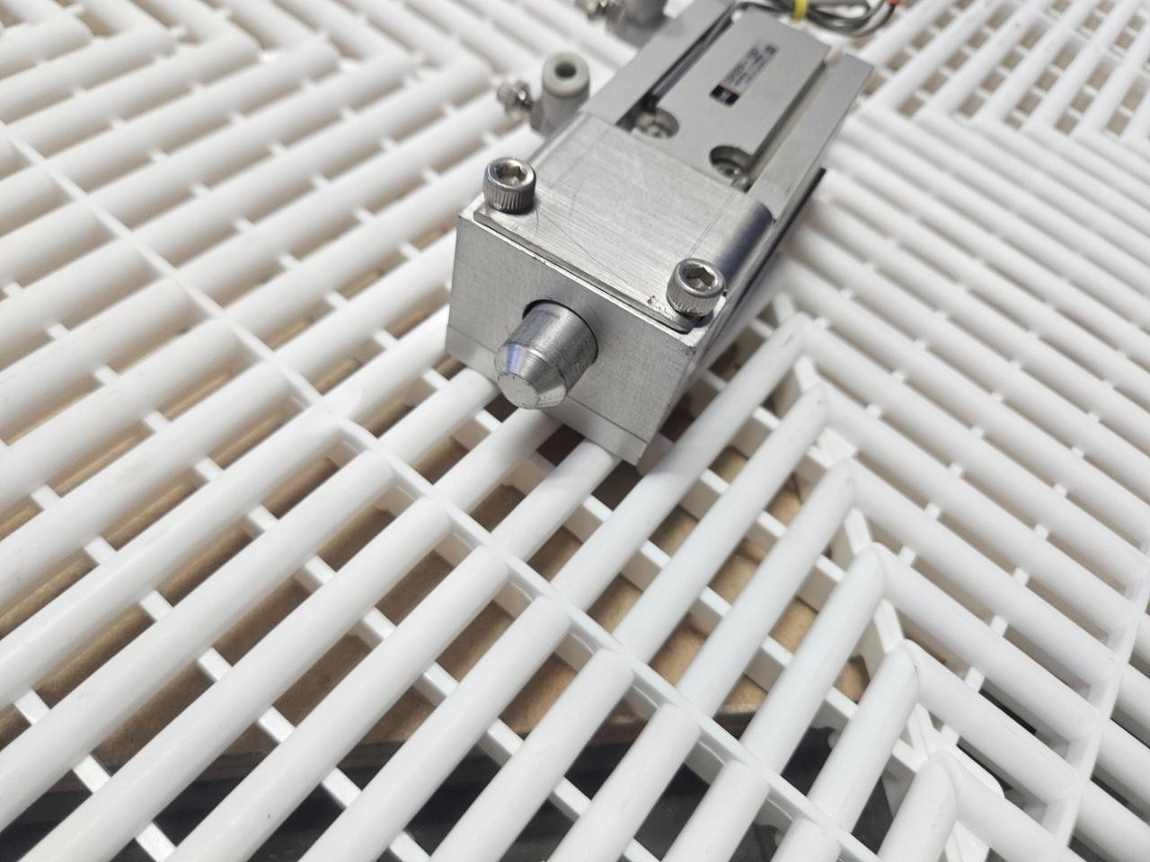 SMC CDU20-15D Pneumatic Cylinder Double Acting Single Rod 15mm Stroke - Used - Image 4