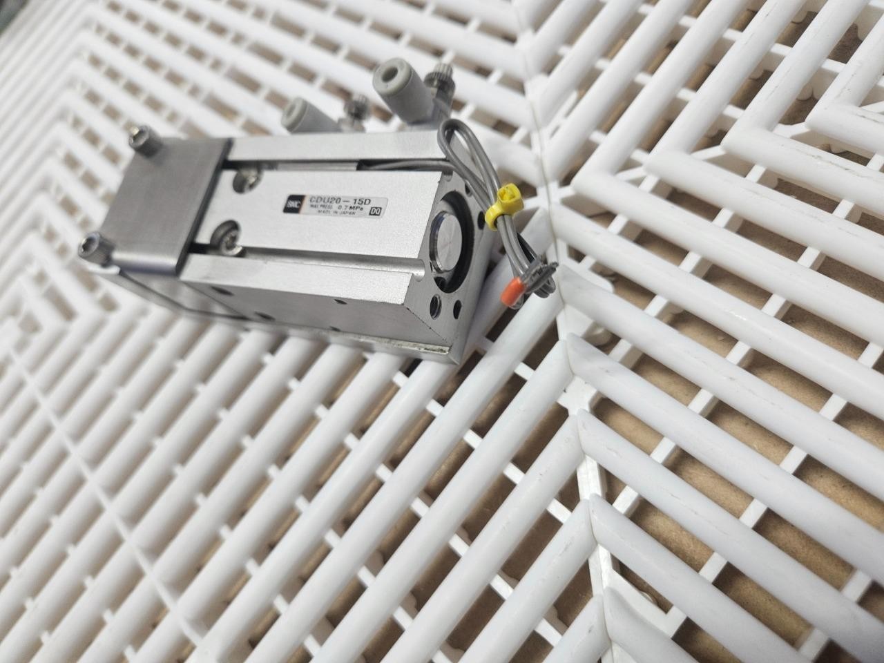 SMC CDU20-15D Pneumatic Cylinder Double Acting Single Rod 15mm Stroke - Used - Image 5