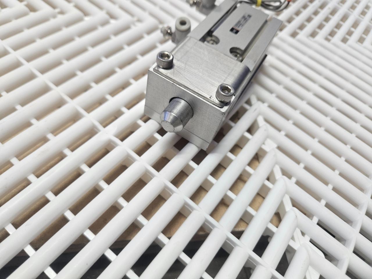 SMC CDU20-15D Pneumatic Cylinder Double Acting Single Rod 15mm Stroke - Used - Image 10