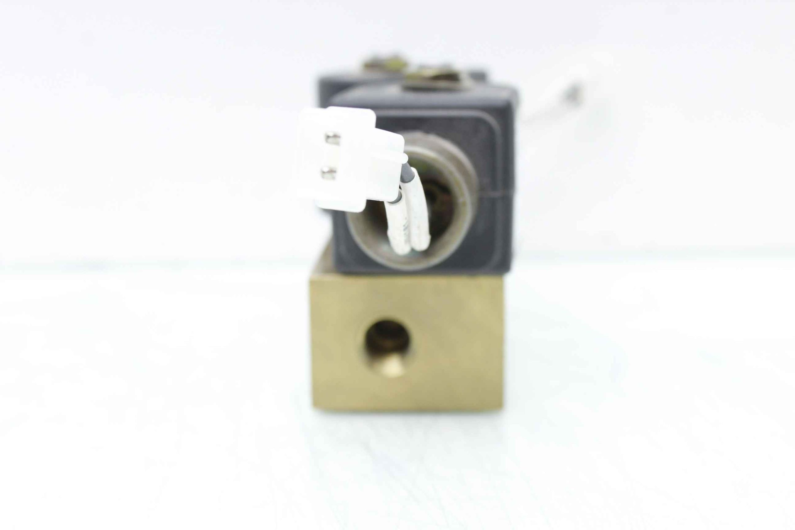 (2) Parker 71215J21MN00NUC222C2 Double Acting 24V DC Solenoid Valve A00161-001 - Used - Image 16