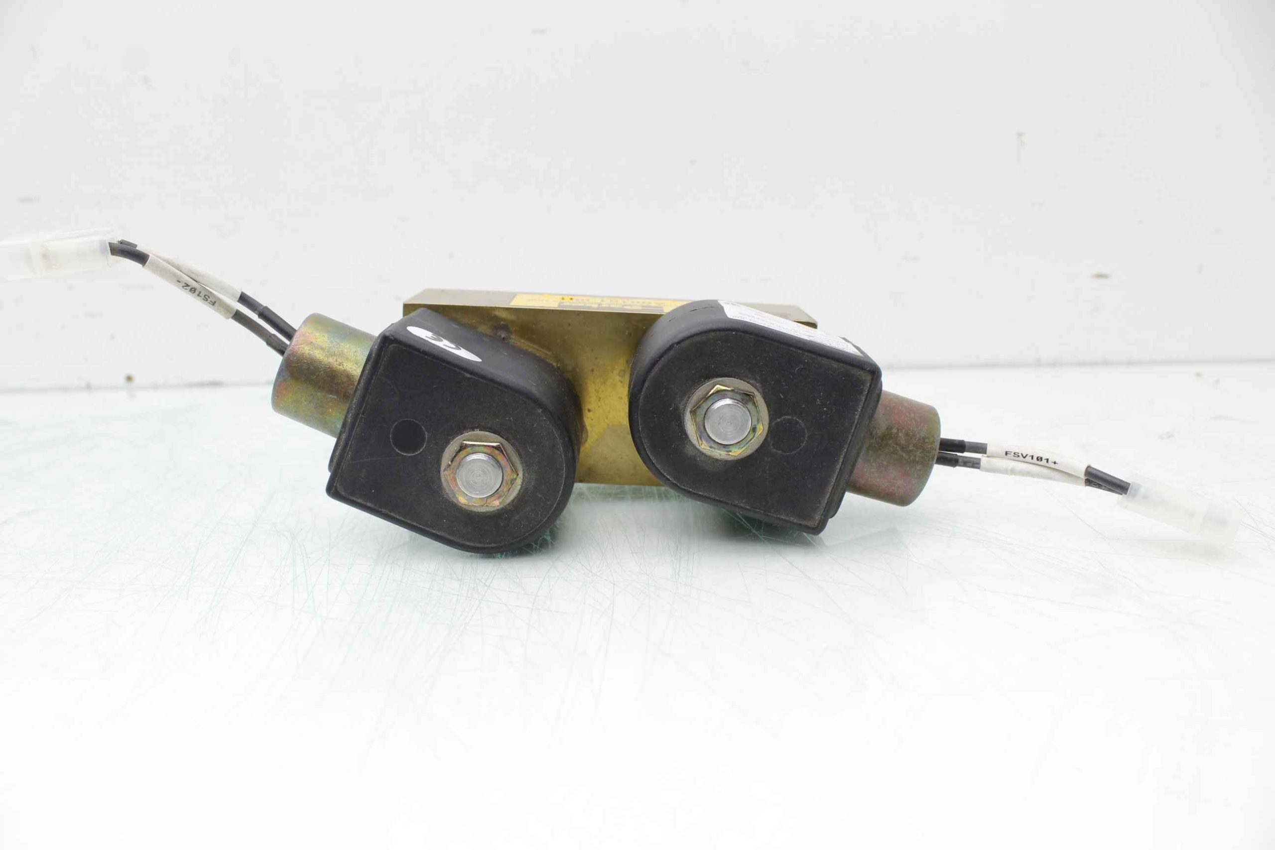 (2) Parker 71215J21MN00NUC222C2 Double Acting 24V DC Solenoid Valve A00161-001 - Used - Image 20
