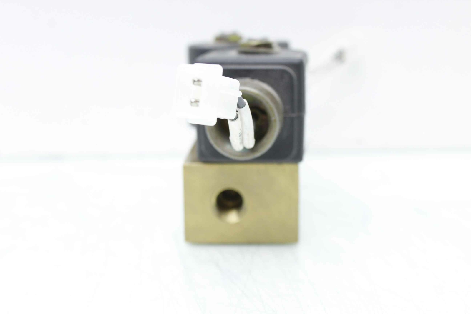 (2) Parker 71215J21MN00NUC222C2 Double Acting 24V DC Solenoid Valve A00161-001 - Used - Image 5