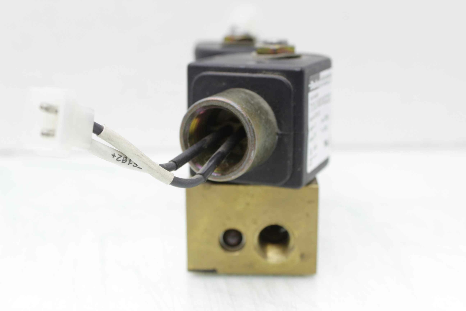 (2) Parker 71215J21MN00NUC222C2 Double Acting 24V DC Solenoid Valve A00161-001 - Used - Image 8