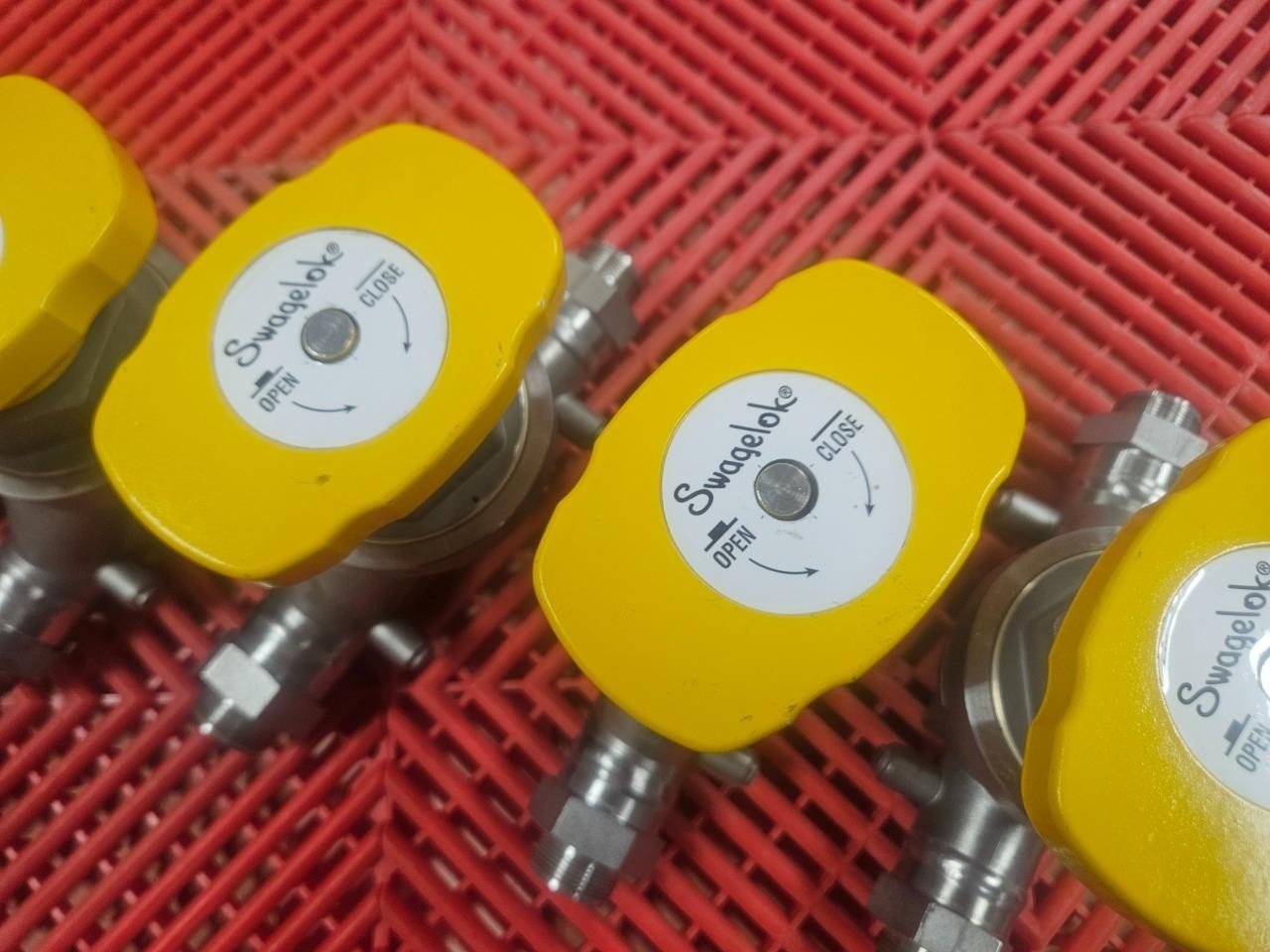 5 Swagelok 6L-LD16-AAXX-YW High Flow 3/4" Diaphragm Valve 300 PSI / 316SS - Used - Image 4