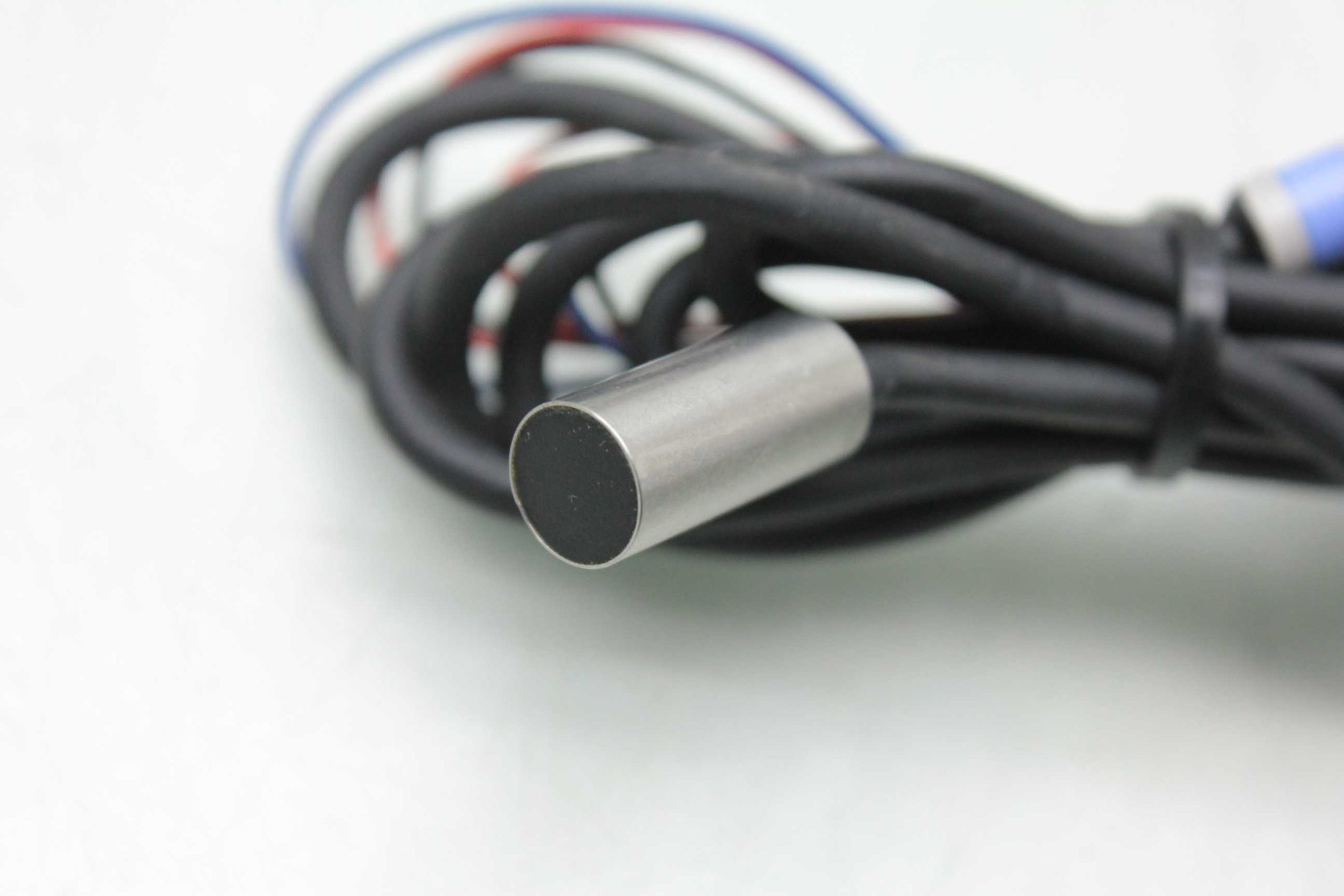 Keyence EM-080 Inductive Proximity Sensor 8mm Barrel 10-30V DC - Used - Image 11