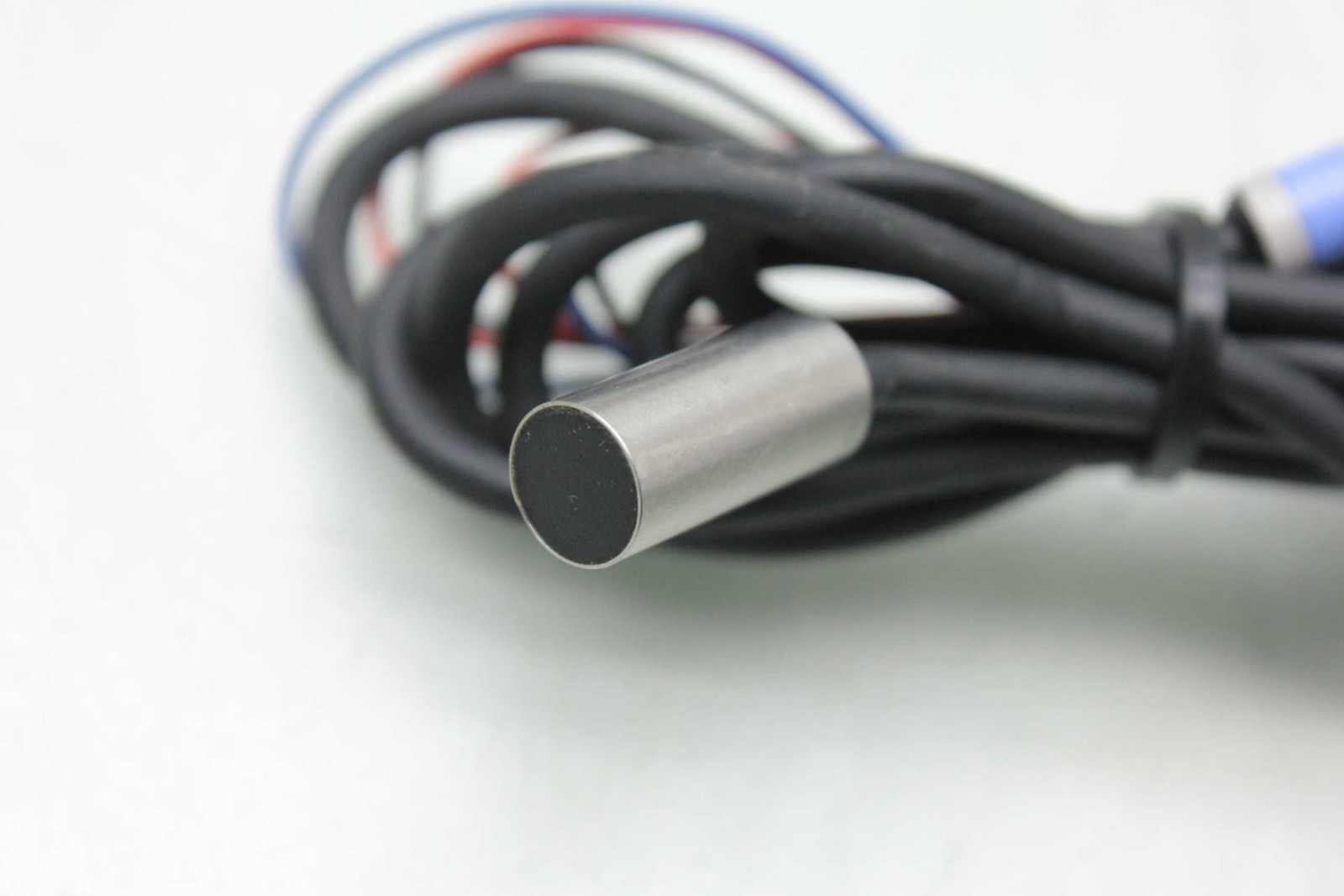 Keyence EM-080 Inductive Proximity Sensor 8mm Barrel 10-30V DC - Used - Image 5
