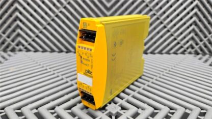 Pilz PNOZ mo4p 240VAC/ 24DC Safety Relay Module 773536 - Used