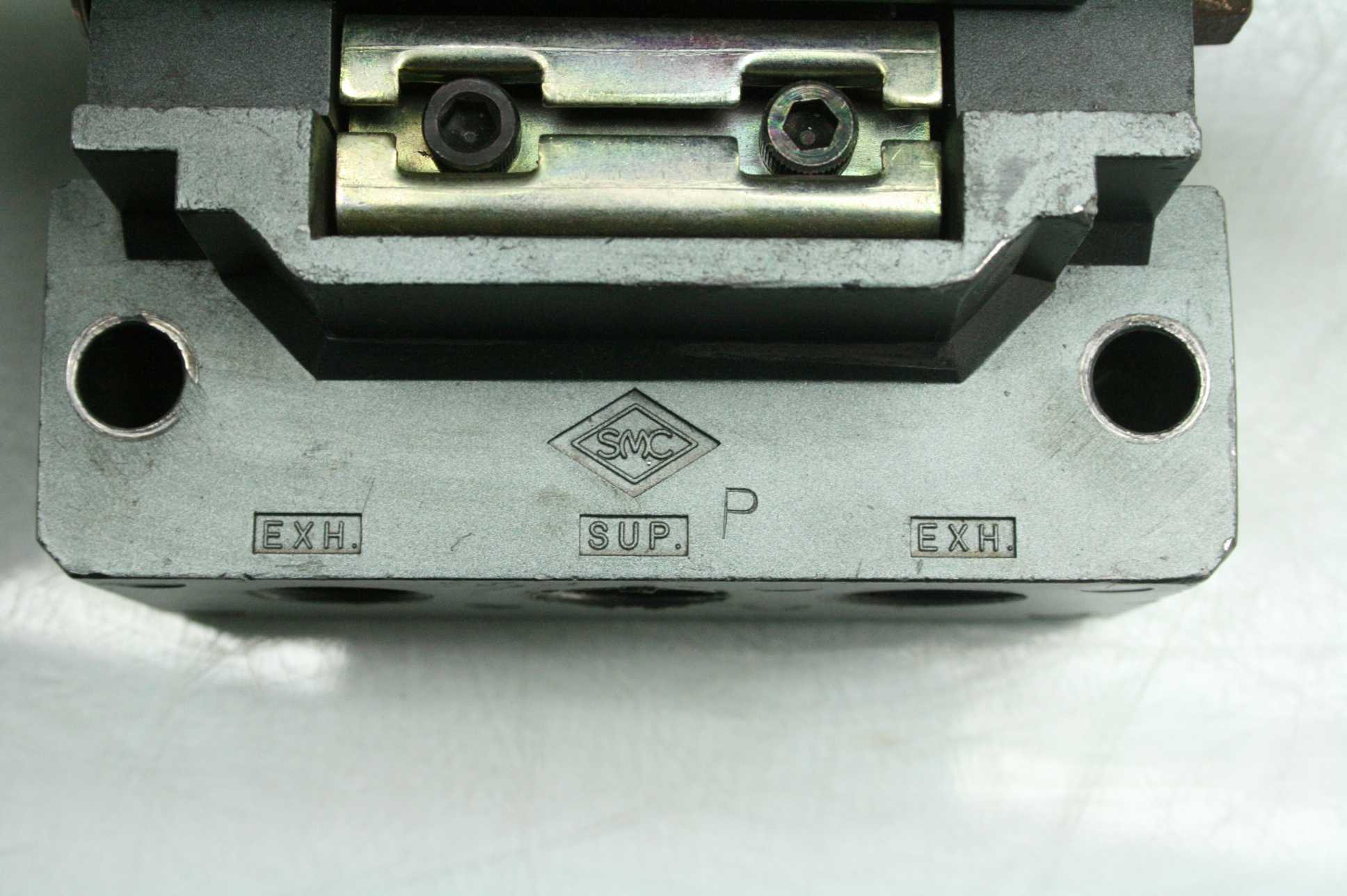 2 SMC NVS4124-0052DP Pneumatic Solenoid Valves on Manifold 24V DC Coil - Used - Image 17