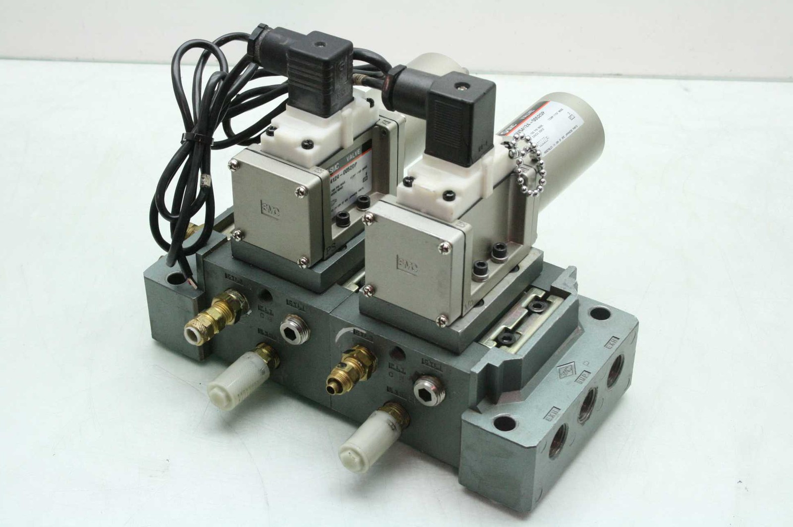 2 SMC NVS4124-0052DP Pneumatic Solenoid Valves on Manifold 24V DC Coil - Used - Image 3