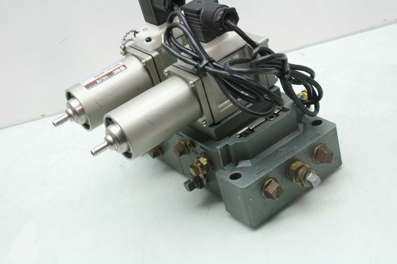 2 SMC NVS4124-0052DP Pneumatic Solenoid Valves on Manifold 24V DC Coil - Used - Image 6