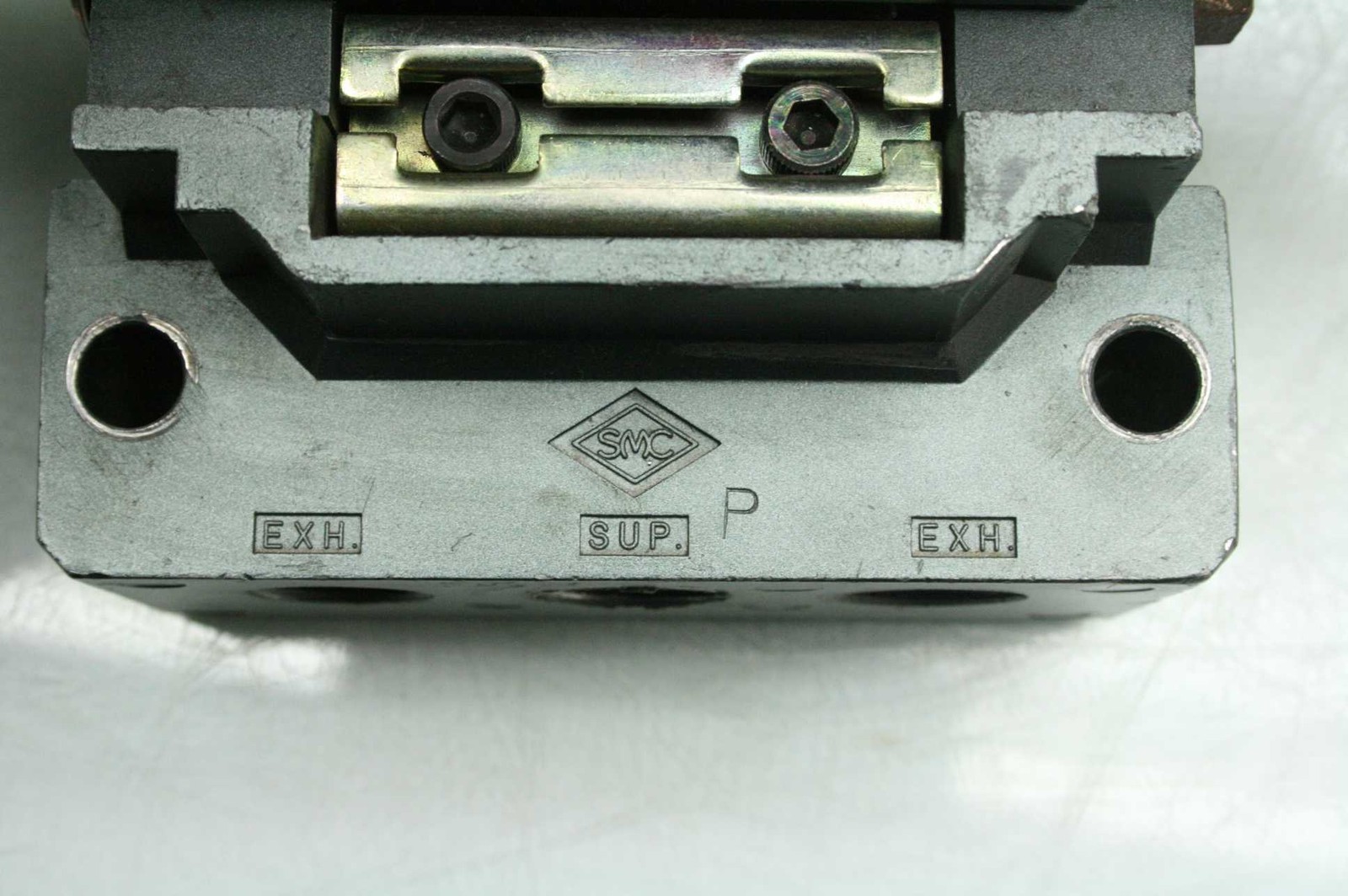 2 SMC NVS4124-0052DP Pneumatic Solenoid Valves on Manifold 24V DC Coil - Used - Image 7