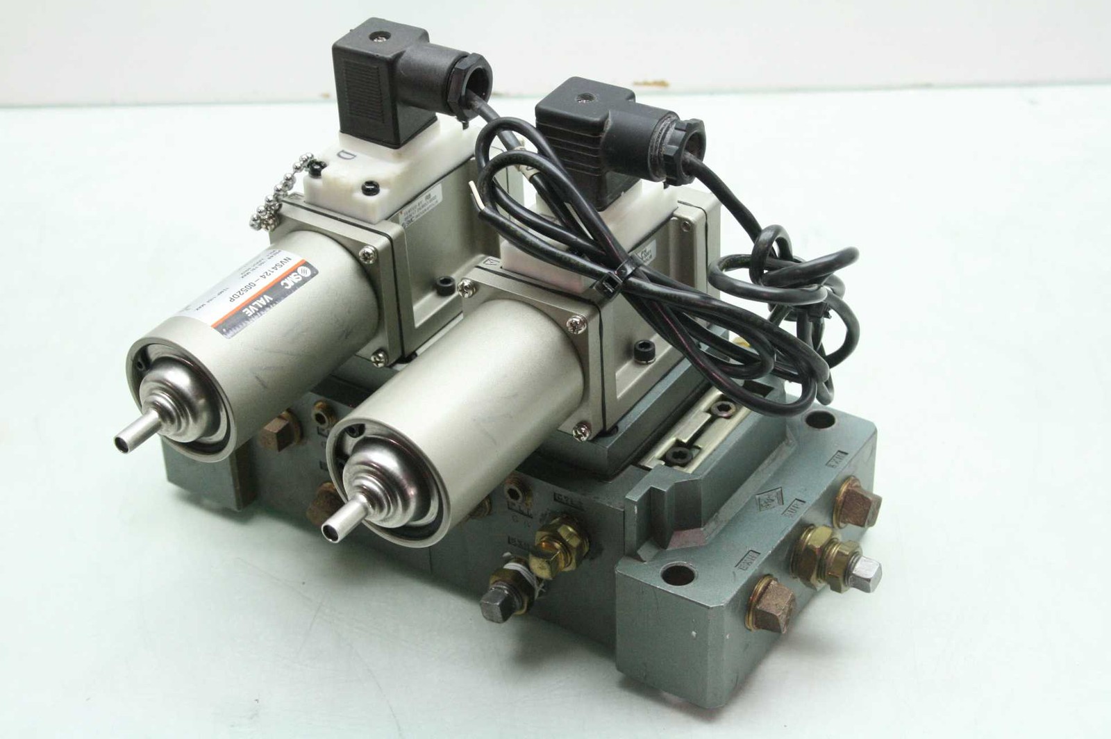 2 SMC NVS4124-0052DP Pneumatic Solenoid Valves on Manifold 24V DC Coil - Used