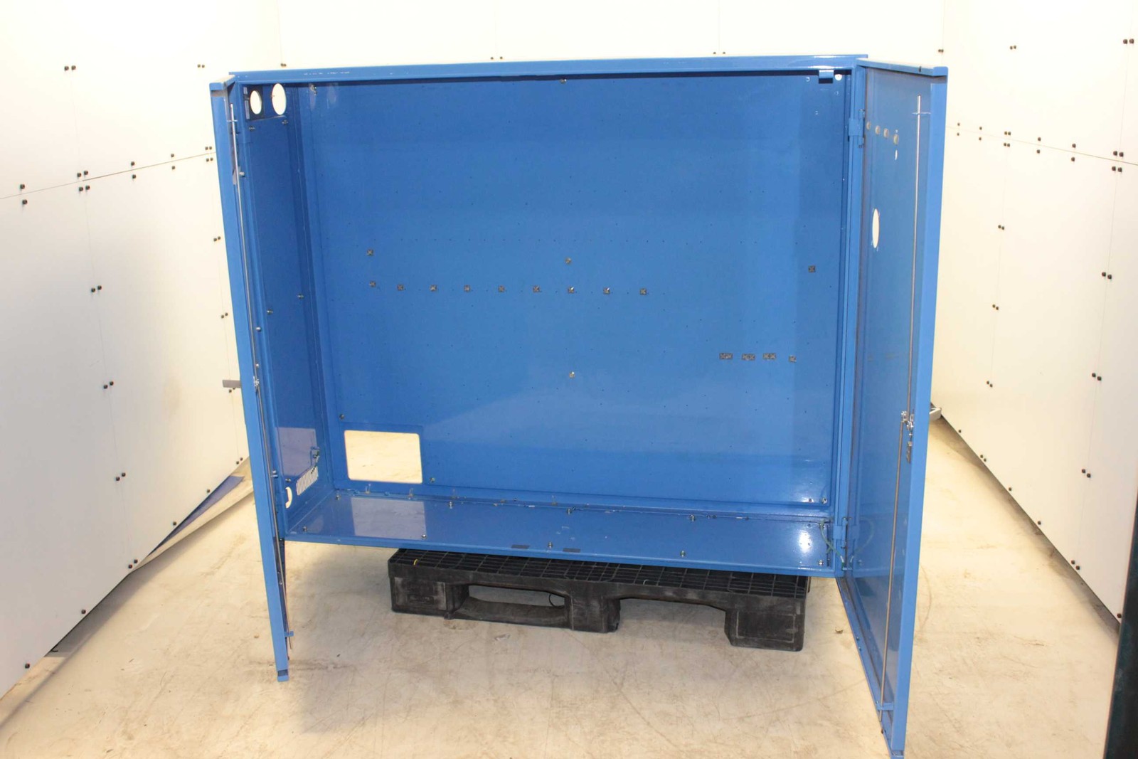 Hitachi Steel Two Door Wide Electrical Enclosure Box 1700mm x 1400mm x 450mm - Used - Image 5