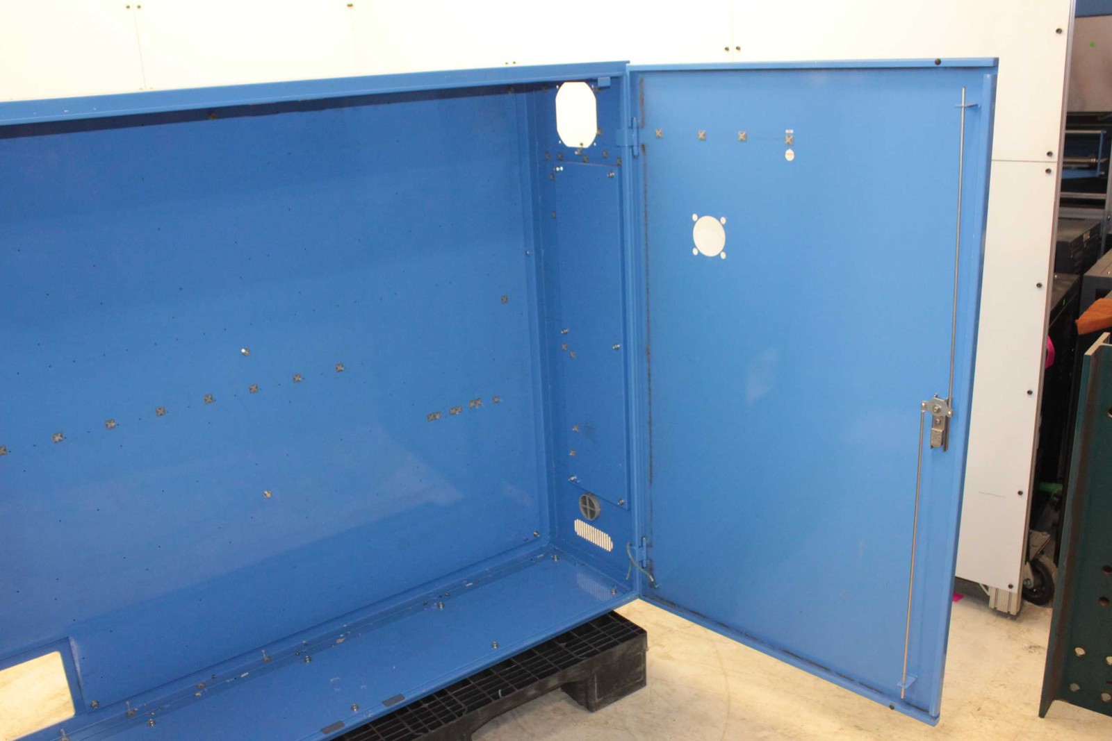 Hitachi Steel Two Door Wide Electrical Enclosure Box 1700mm x 1400mm x 450mm - Used - Image 7