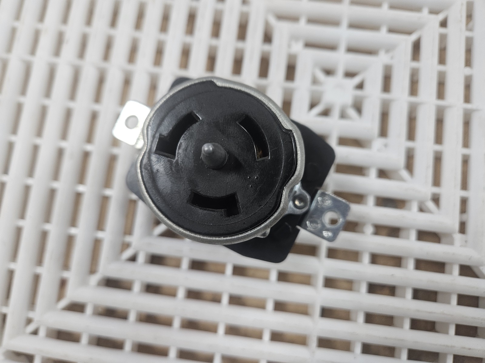 Hubbell CS6369C 50A 125/250V NEMA L14-50R Flanged Receptacle - Used - Image 4