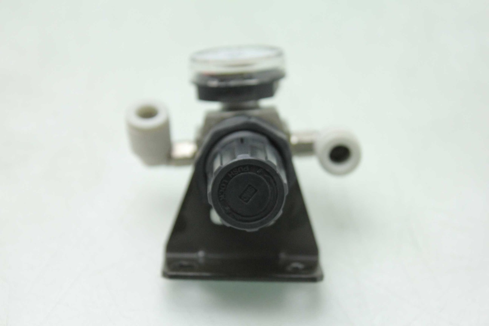 SMC AR1000-M5 Pneumatic Regulator & G27-10-R1 Analog Pressure Gauge 0-1.0 MPa - Used - Image 4