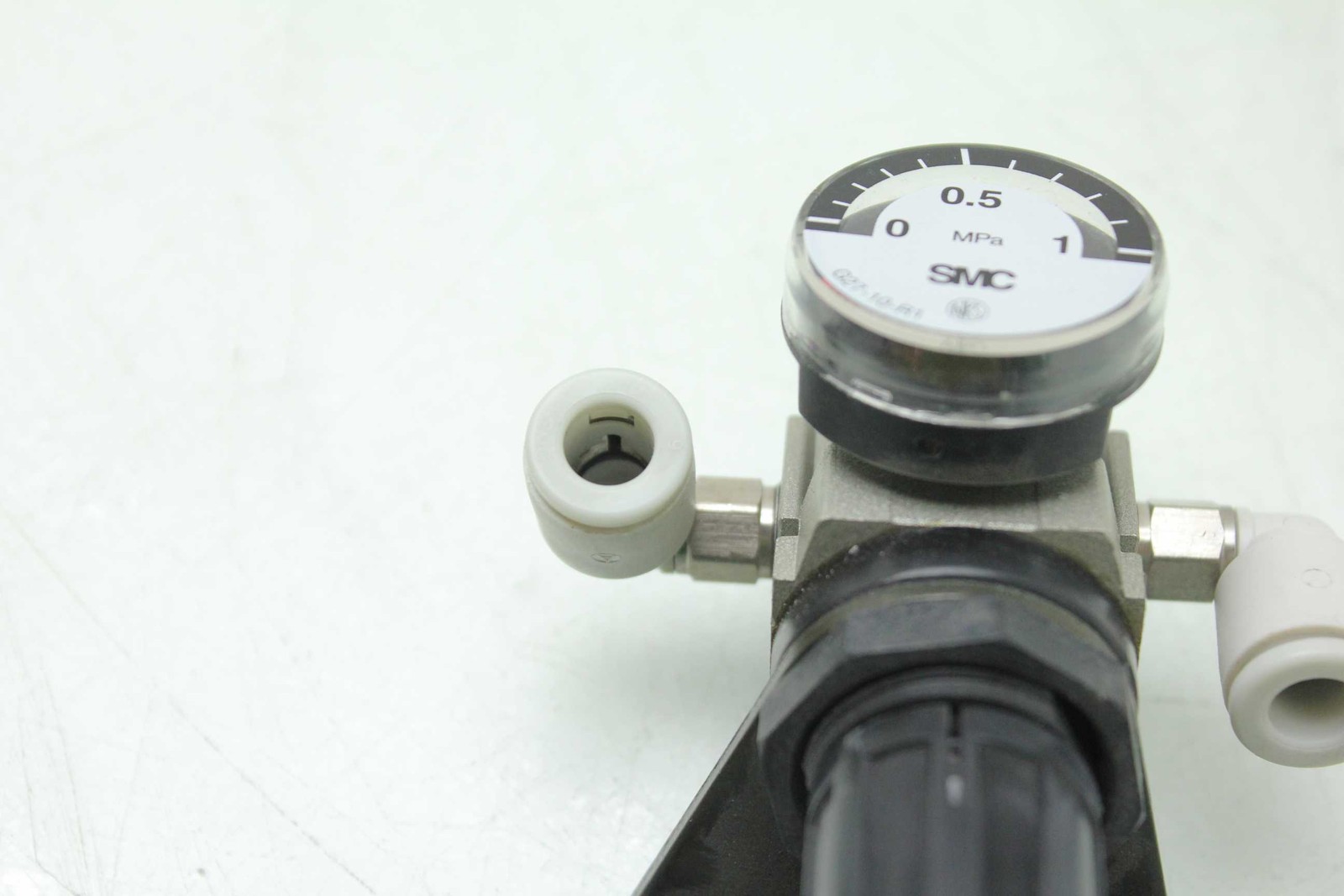 SMC AR1000-M5 Pneumatic Regulator & G27-10-R1 Analog Pressure Gauge 0-1.0 MPa - Used - Image 7