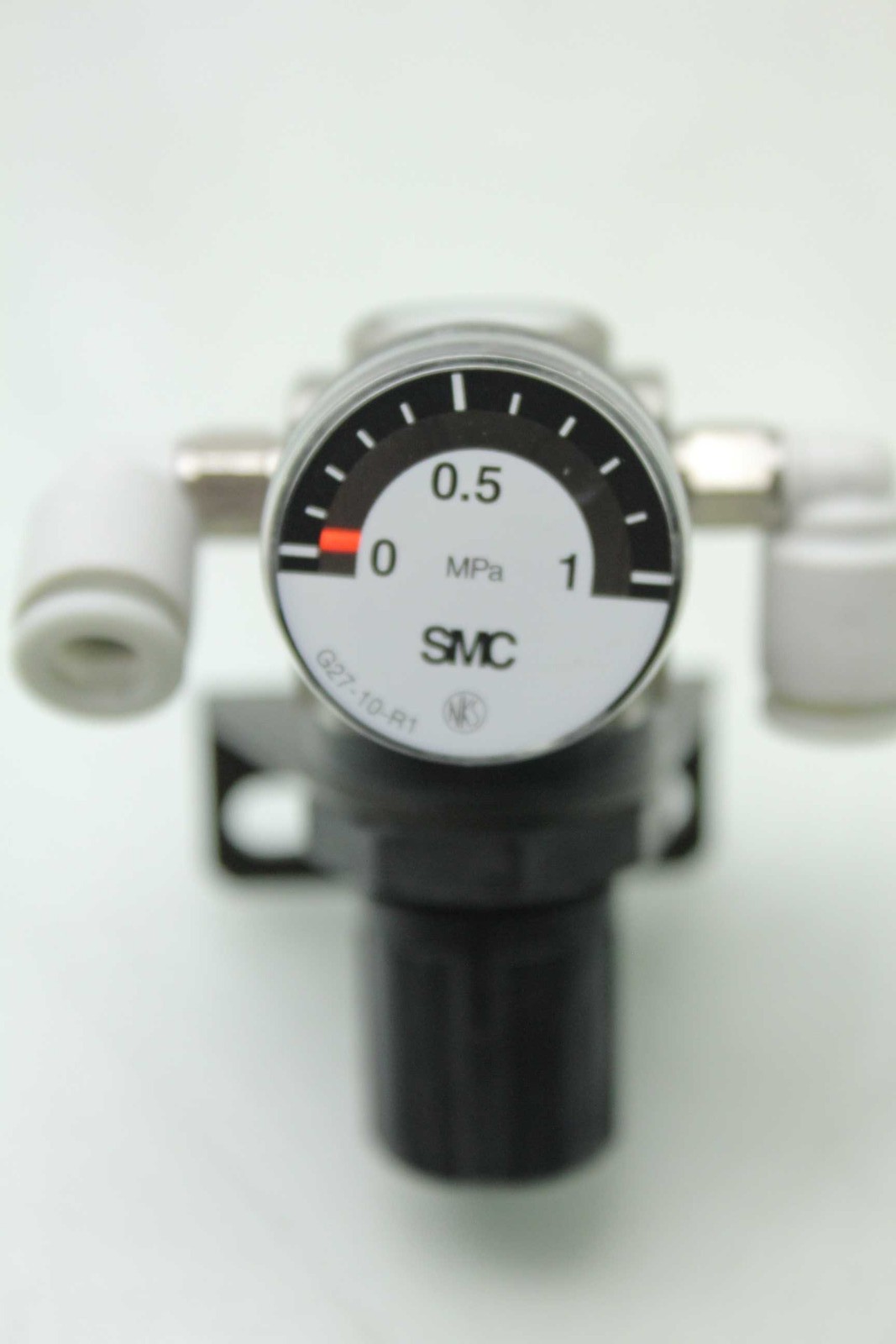 SMC AR1000-M5 Pneumatic Regulator & G27-10-R1 Analog Pressure Gauge 0-1.0 MPa - Used - Image 8