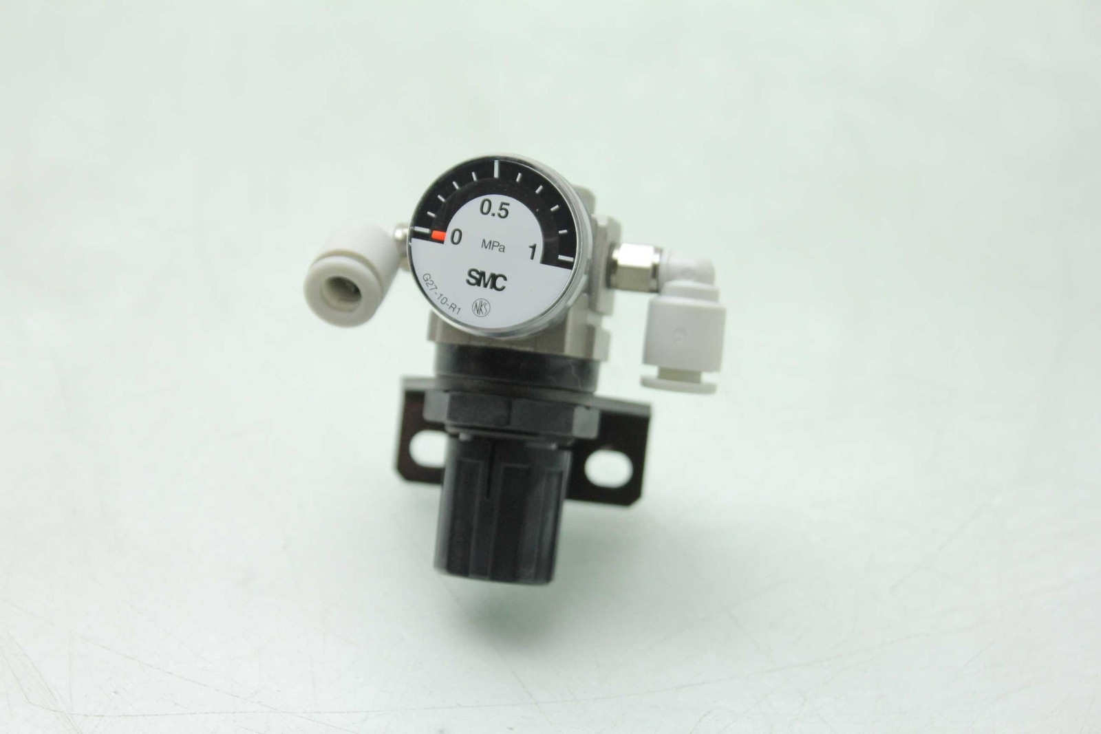 SMC AR1000-M5 Pneumatic Regulator & G27-10-R1 Analog Pressure Gauge 0-1.0 MPa - Used