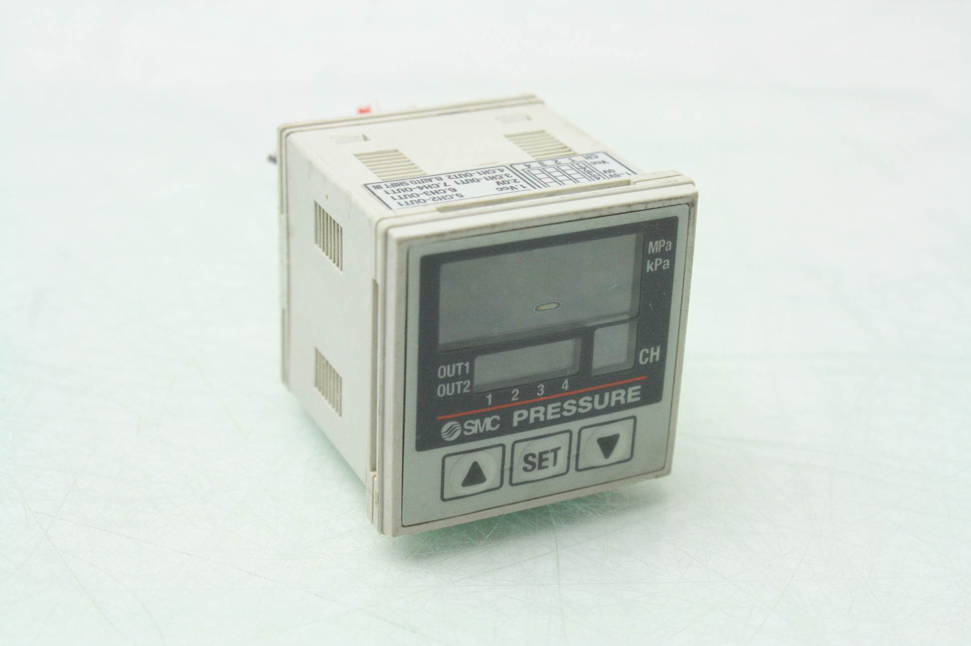 SMC PSE201 Multi-Channel Pneumatic Sensor Controller - Used - Image 9