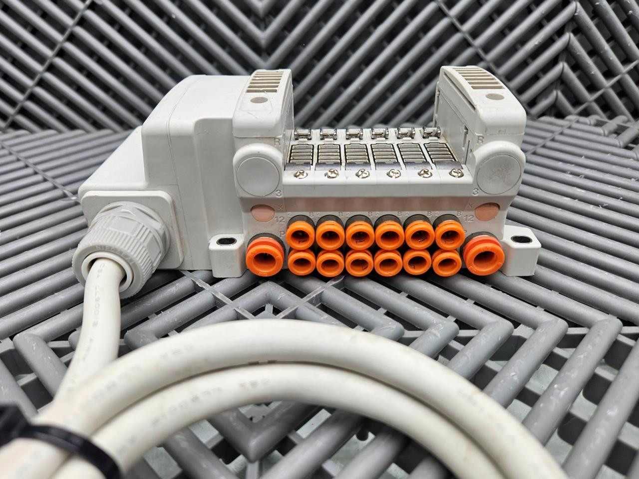 SMC VV5QC11-06N3SD0-S Pneumatic Plug-In Manifold VQC 5-Port - Used - Image 7