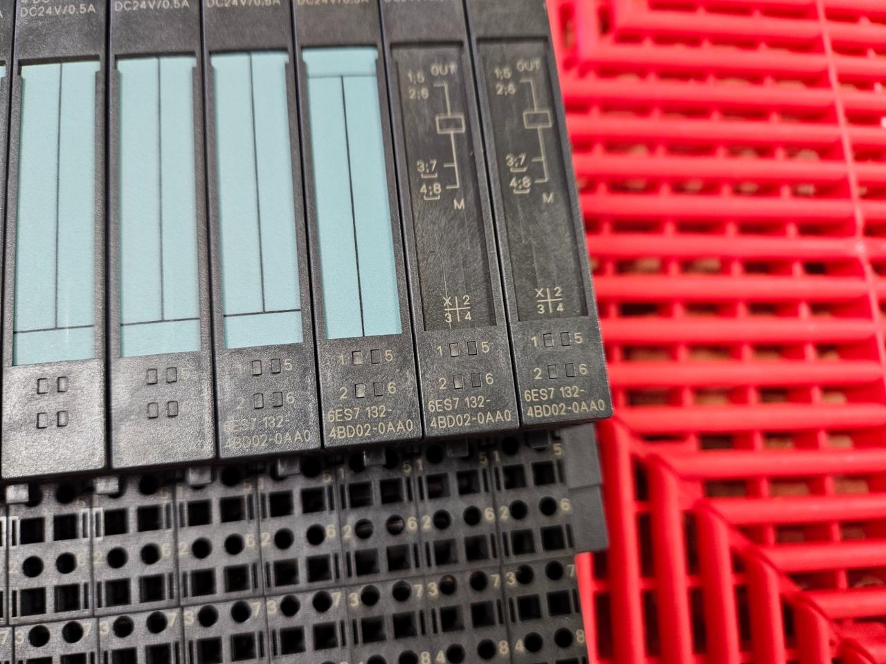 (12) Siemens 6ES7-132-4BD02-0AA0 Simatic S7 4 Point Digital Output Module - Used - Image 11