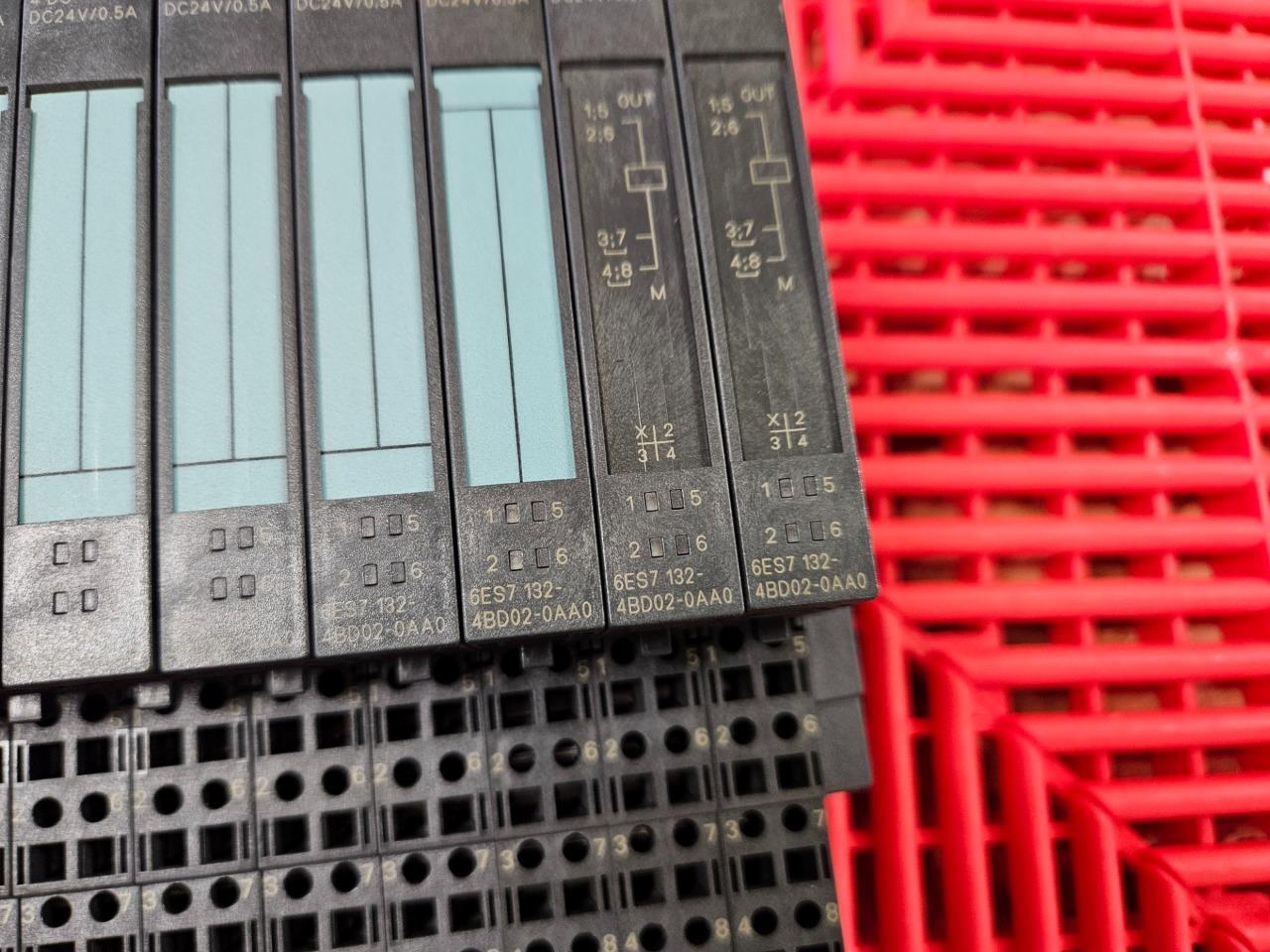 (12) Siemens 6ES7-132-4BD02-0AA0 Simatic S7 4 Point Digital Output Module - Used - Image 3