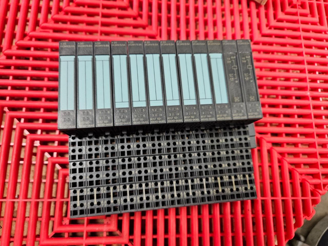 (12) Siemens 6ES7-132-4BD02-0AA0 Simatic S7 4 Point Digital Output Module - Used - Image 10