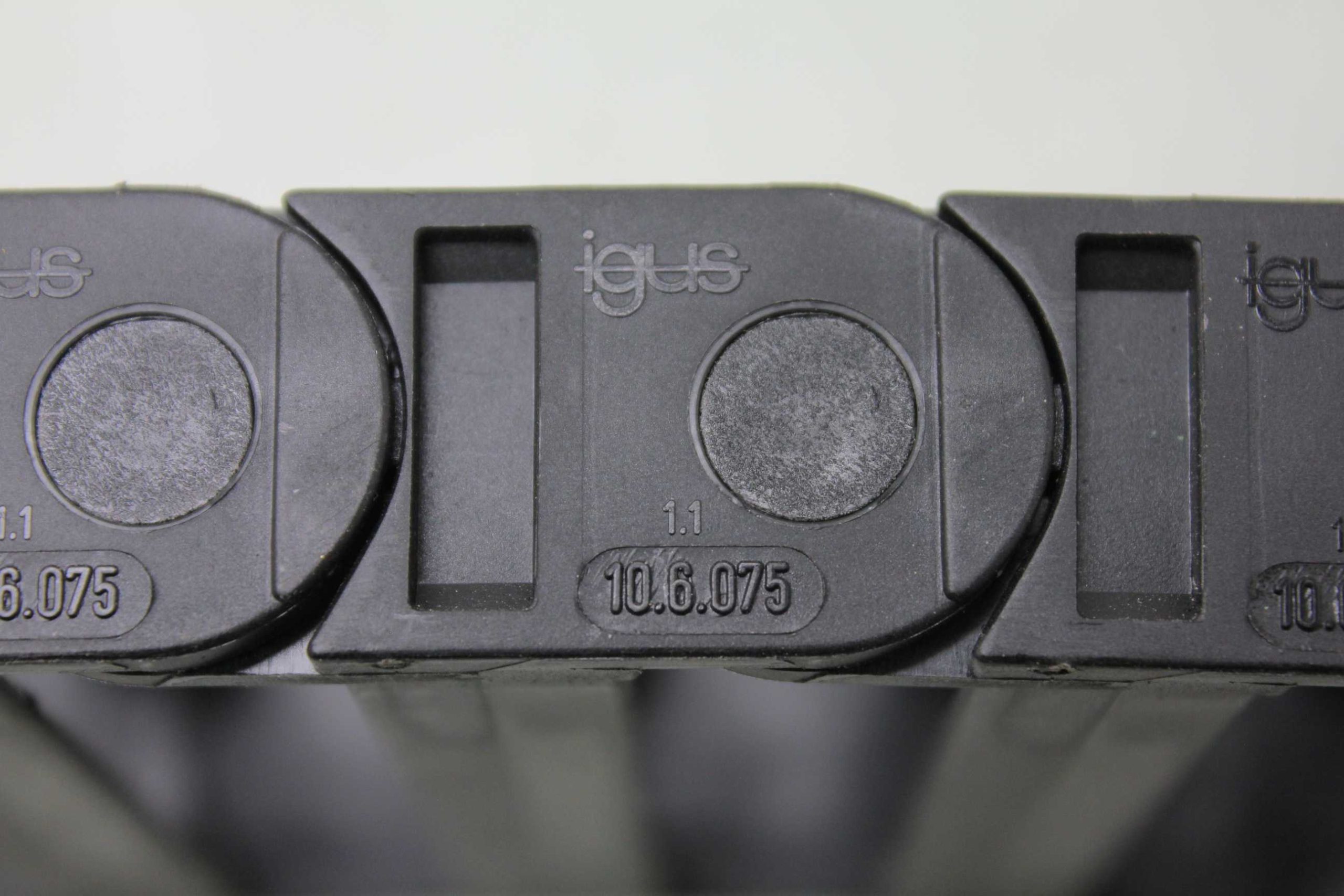 2 New Igus 10.6.075 Wireway Cable Carrier Cable Chain 3.70" x 1" Outer 24" - New - Image 15