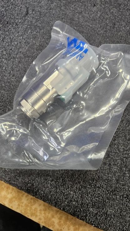 New Amphenol PL18V-301-70 PowerLok Connector - New - Image 3