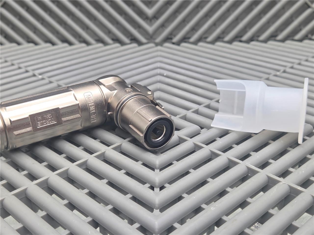 New Amphenol PL28Y-301-50-5 PowerLok Right Angle Connector - New - Image 5