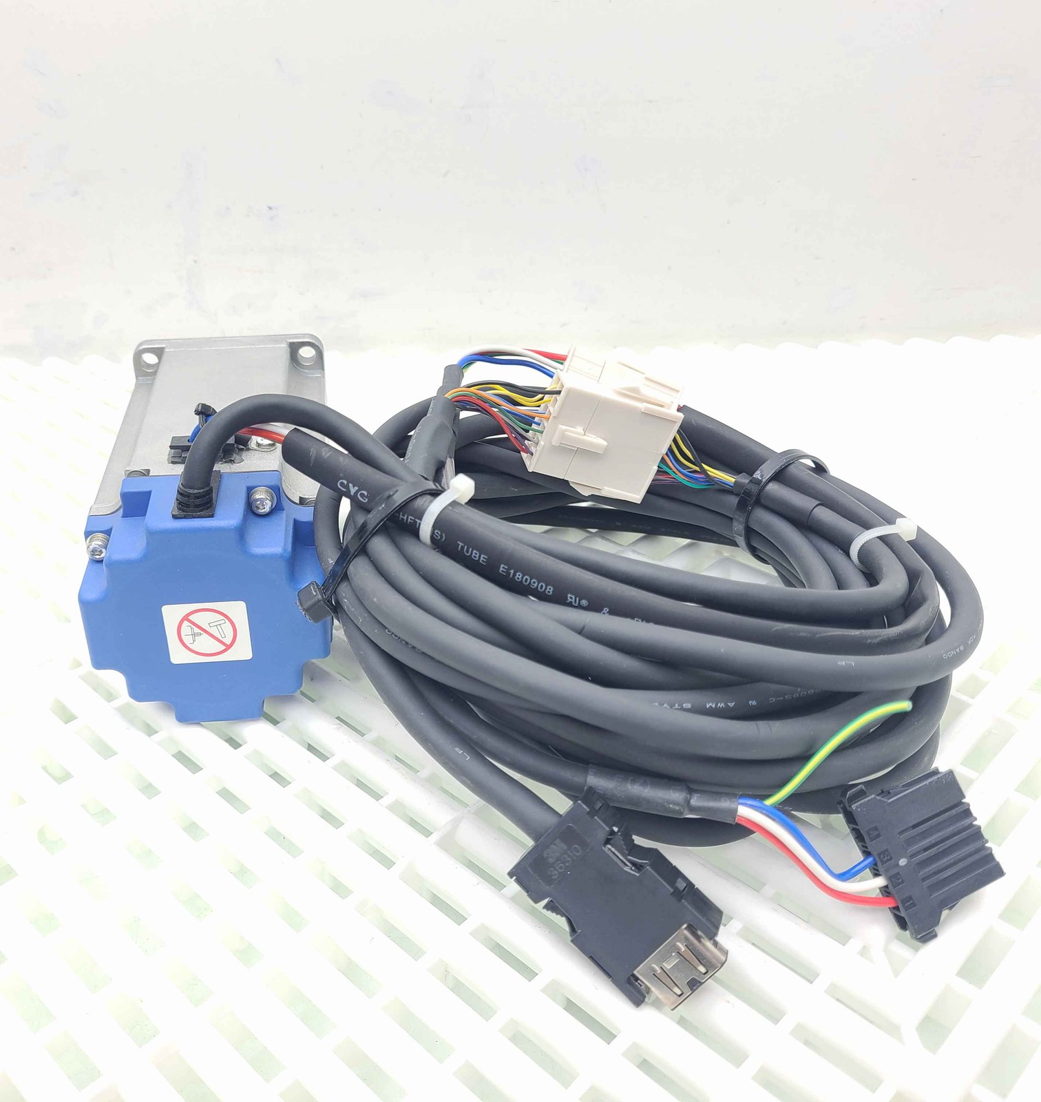 Omron R7D-ZN04H-ML2 Servo Drive w/ Omron R7M-Z40030-S1 Servo Motor - Used - Image 8
