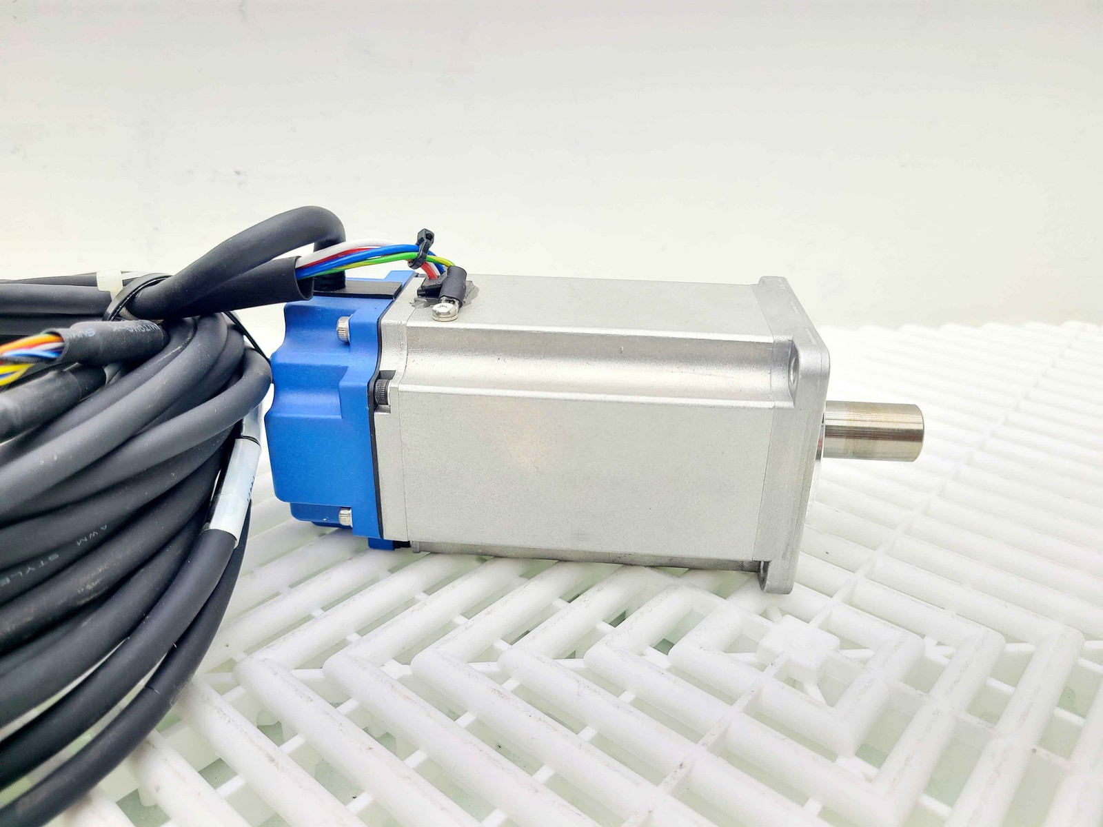 Omron R7D-ZN04H-ML2 Servo Drive w/ Omron R7M-Z40030-S1 Servo Motor - Used - Image 9