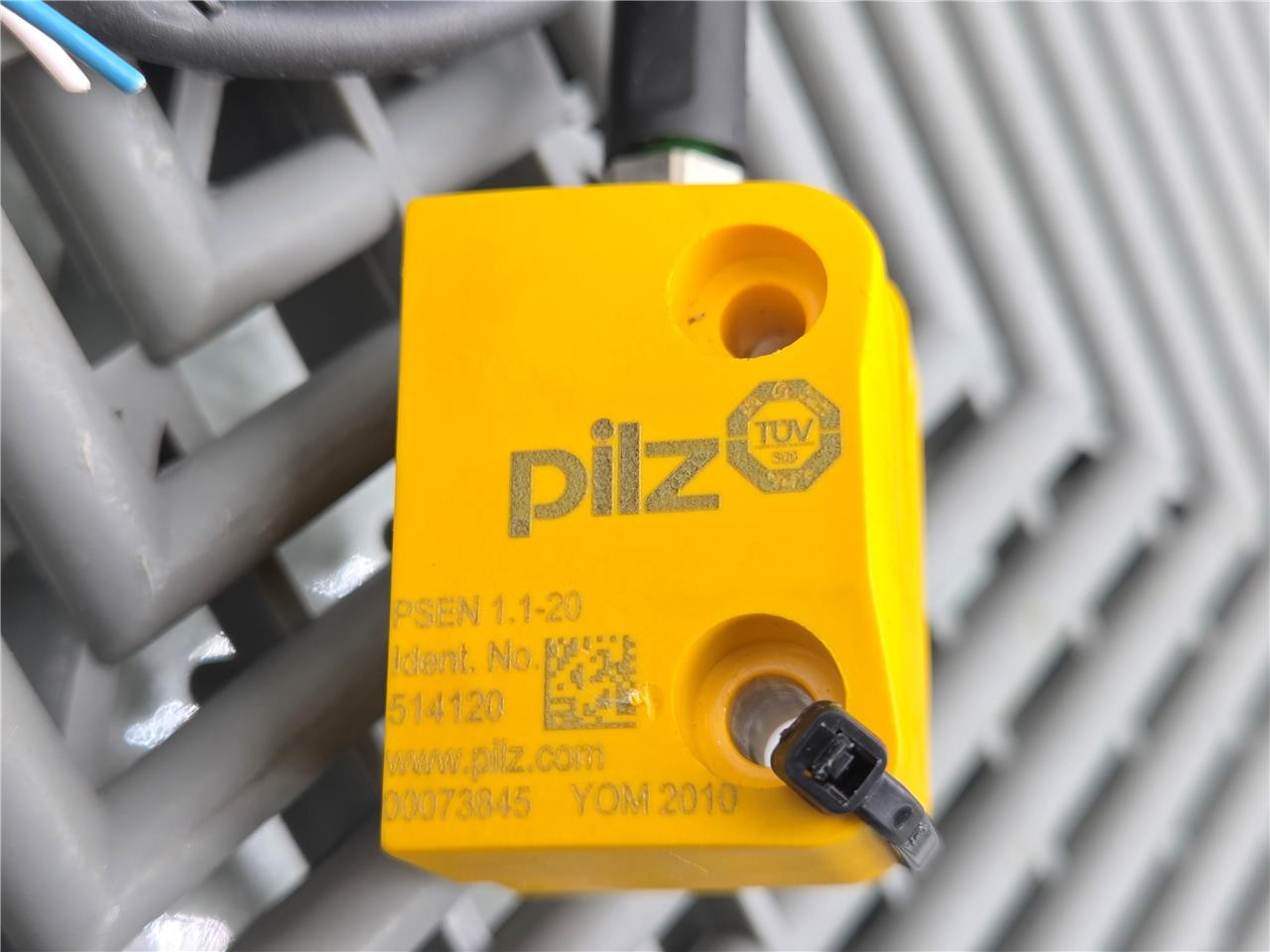 Pilz PSEN 1.1-20 8MM Magnetic Non-Contact Safety Switch w/ PSEN 1.1p-22 - Used - Image 3