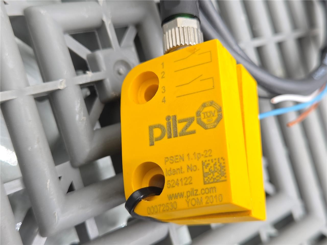 Pilz PSEN 1.1-20 8MM Magnetic Non-Contact Safety Switch w/ PSEN 1.1p-22 - Used - Image 4