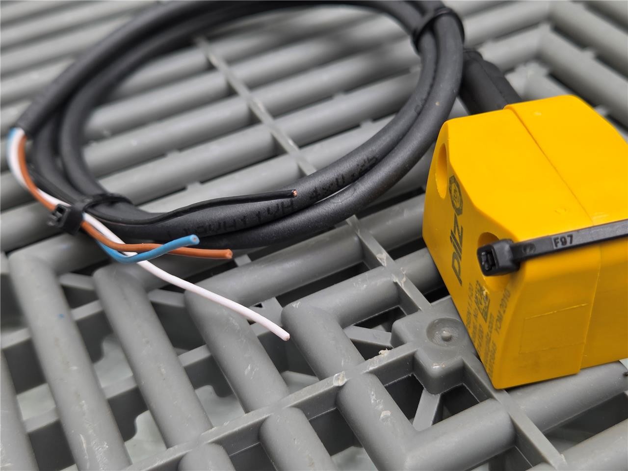 Pilz PSEN 1.1-20 8MM Magnetic Non-Contact Safety Switch w/ PSEN 1.1p-22 - Used - Image 5