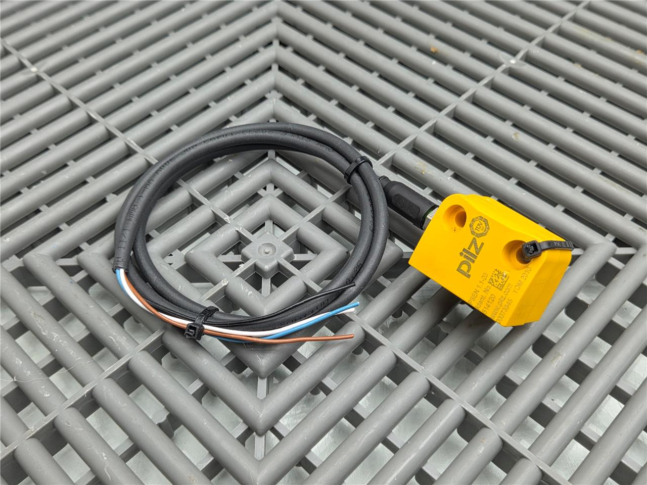 Pilz PSEN 1.1-20 8MM Magnetic Non-Contact Safety Switch w/ PSEN 1.1p-22 - Used - Image 7