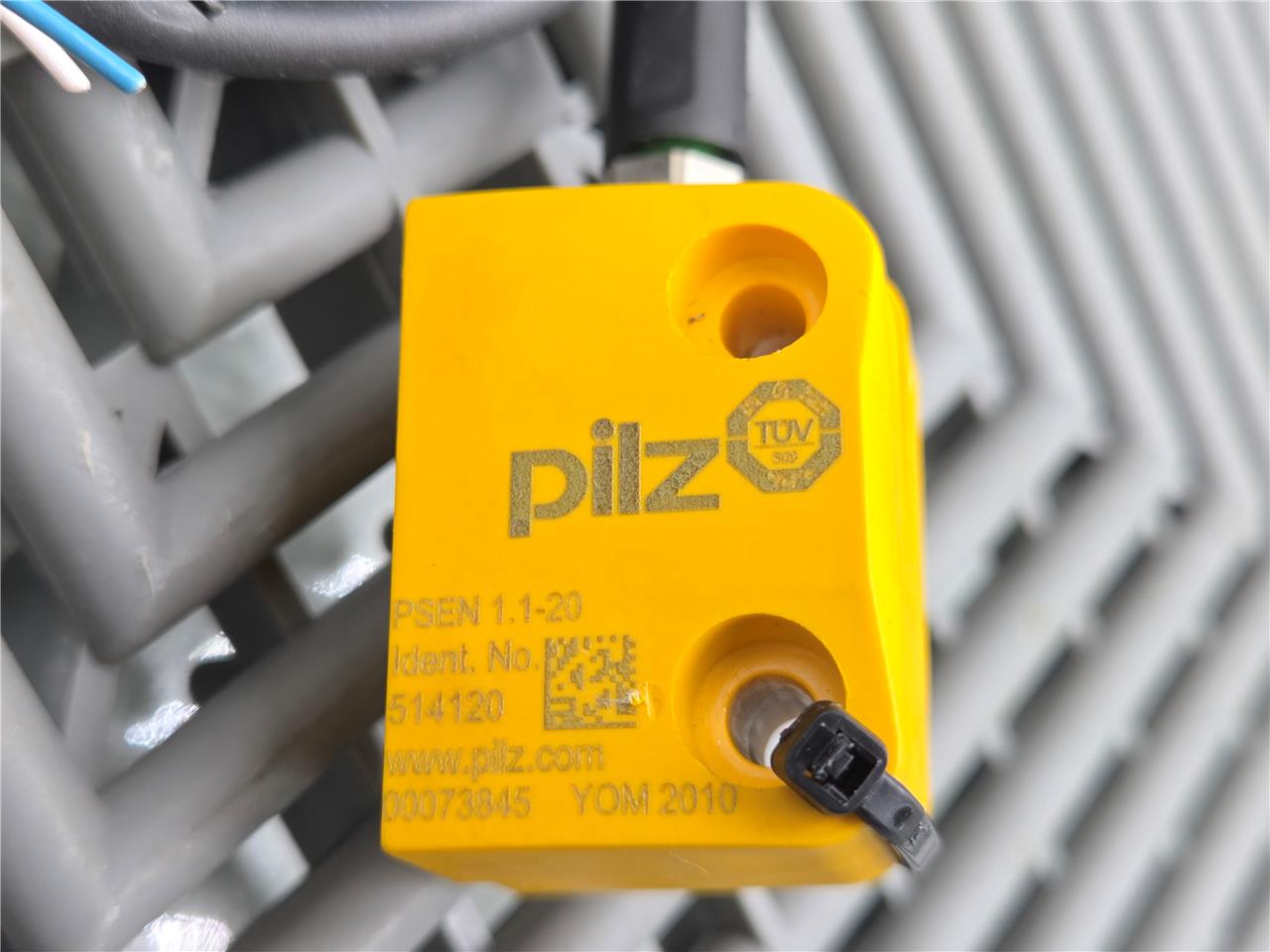 Pilz PSEN 1.1-20 8MM Magnetic Non-Contact Safety Switch w/ PSEN 1.1p-22 - Used - Image 8