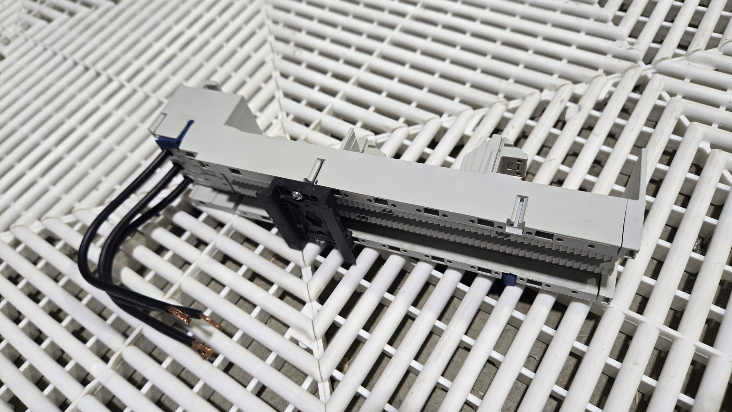 Rittal SV 9340.310 3-Phase 25A 690V DIN Rail Bus Bar Adapter - Used - Image 12