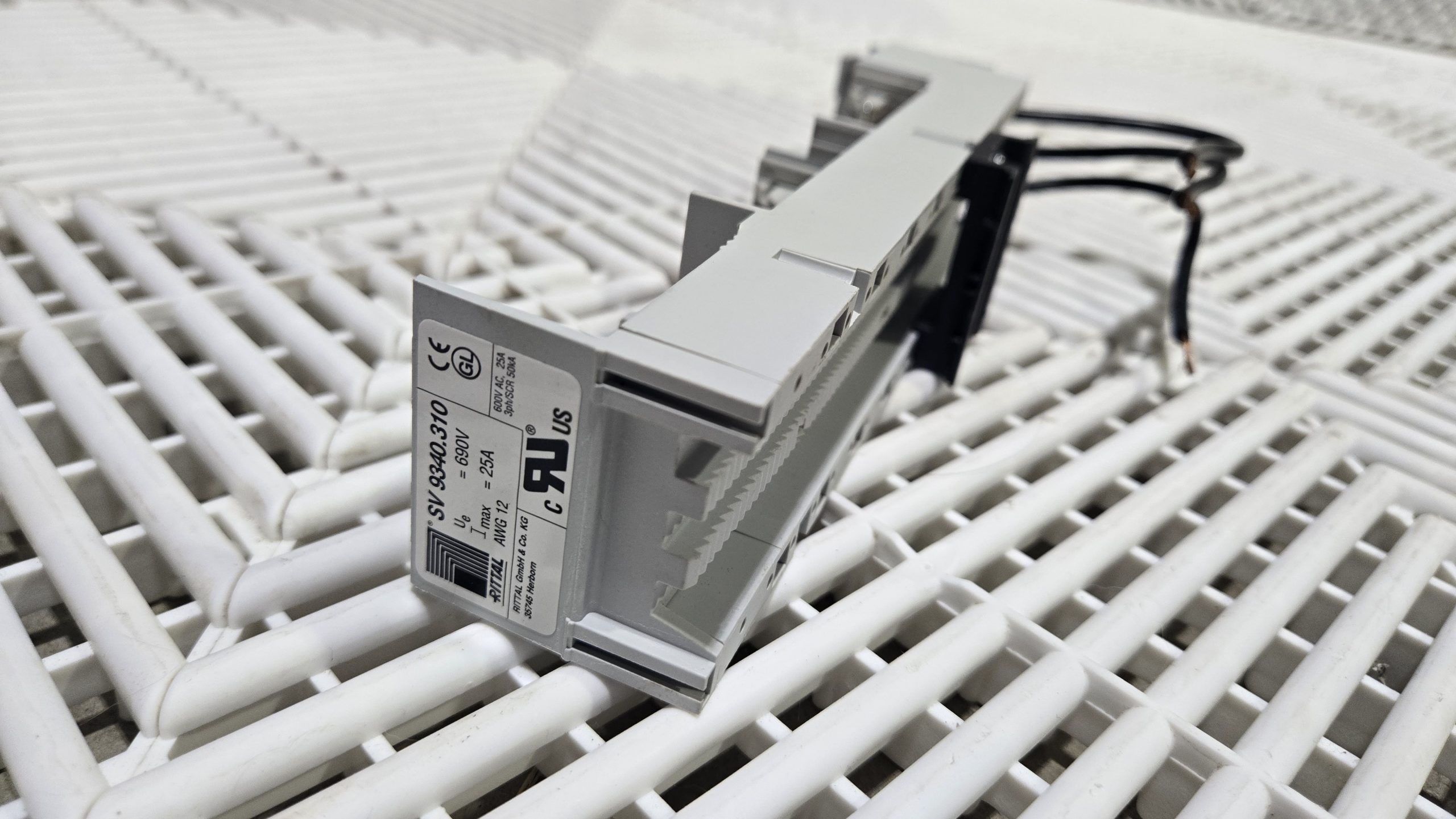 Rittal SV 9340.310 3-Phase 25A 690V DIN Rail Bus Bar Adapter - Used - Image 14