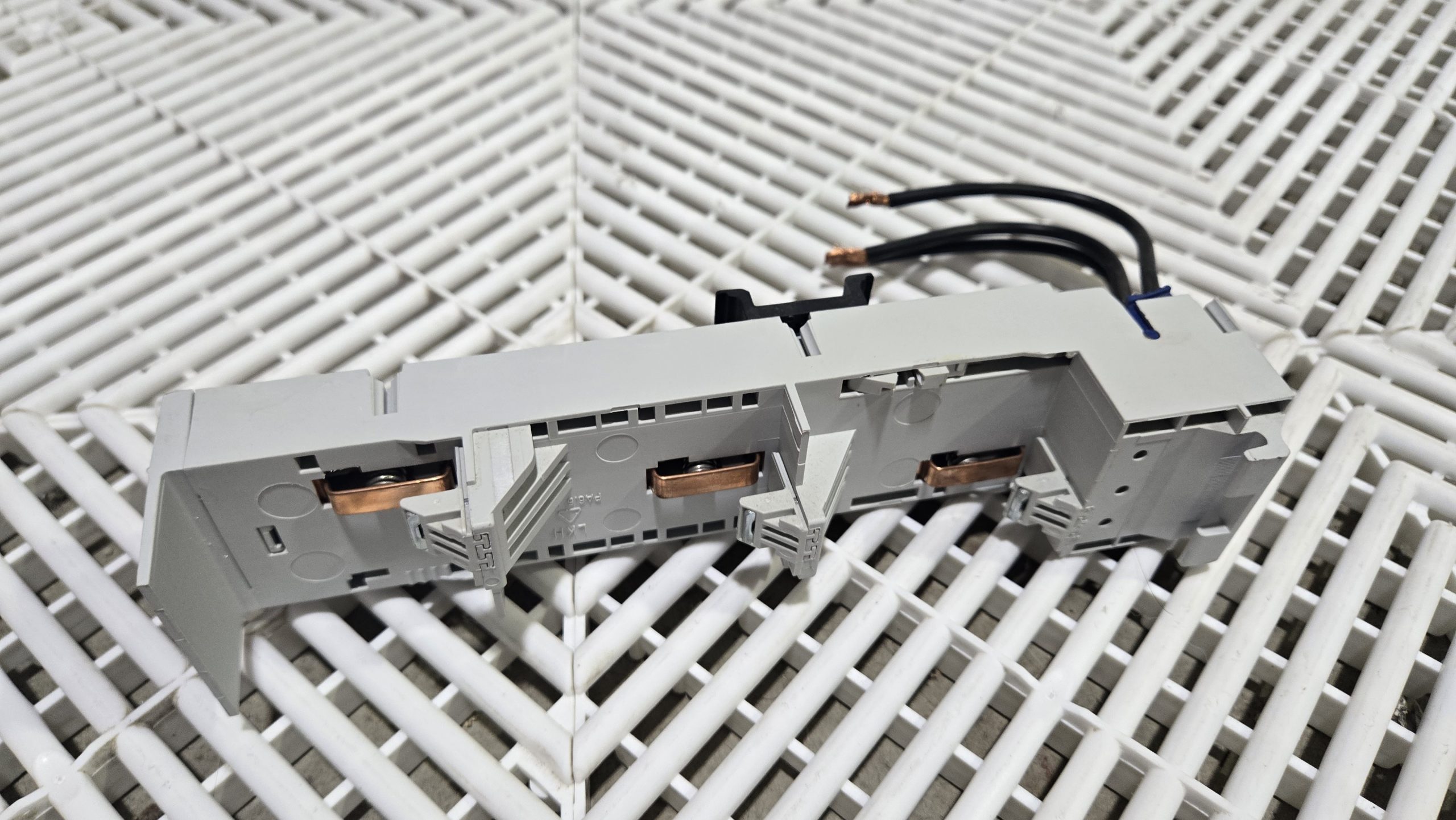 Rittal SV 9340.310 3-Phase 25A 690V DIN Rail Bus Bar Adapter - Used - Image 15