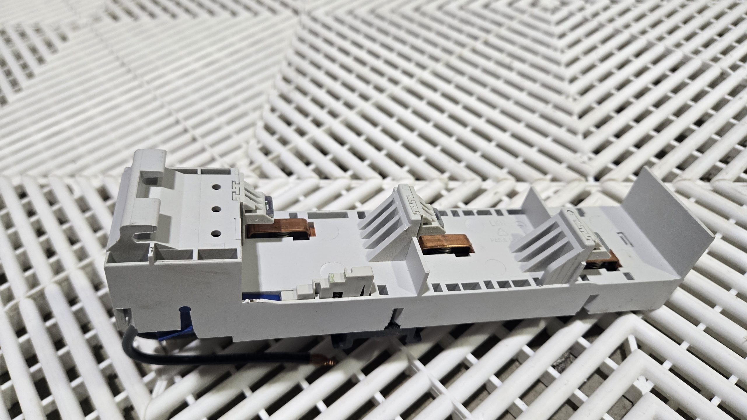 Rittal SV 9340.310 3-Phase 25A 690V DIN Rail Bus Bar Adapter - Used - Image 18