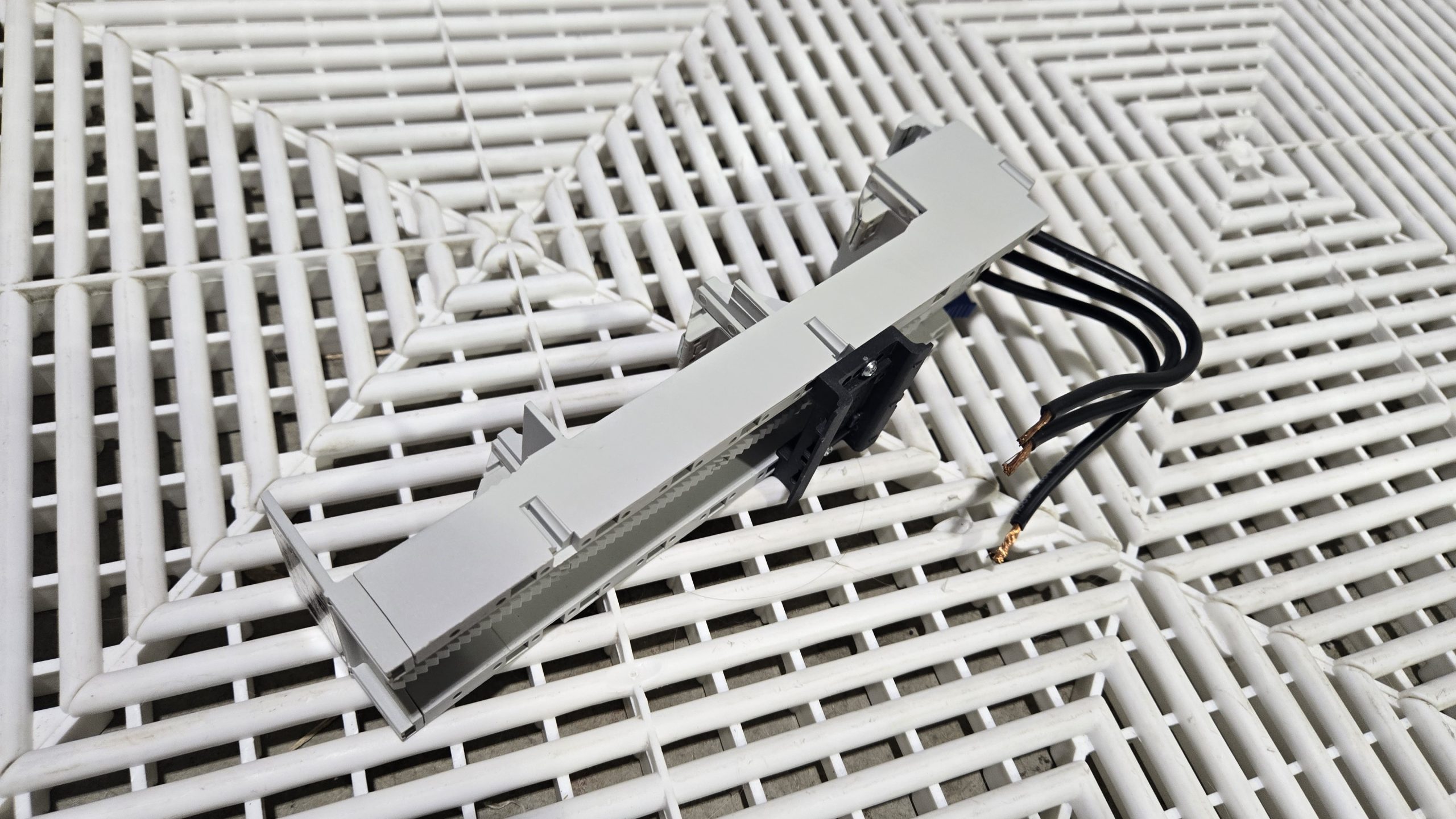 Rittal SV 9340.310 3-Phase 25A 690V DIN Rail Bus Bar Adapter - Used - Image 20