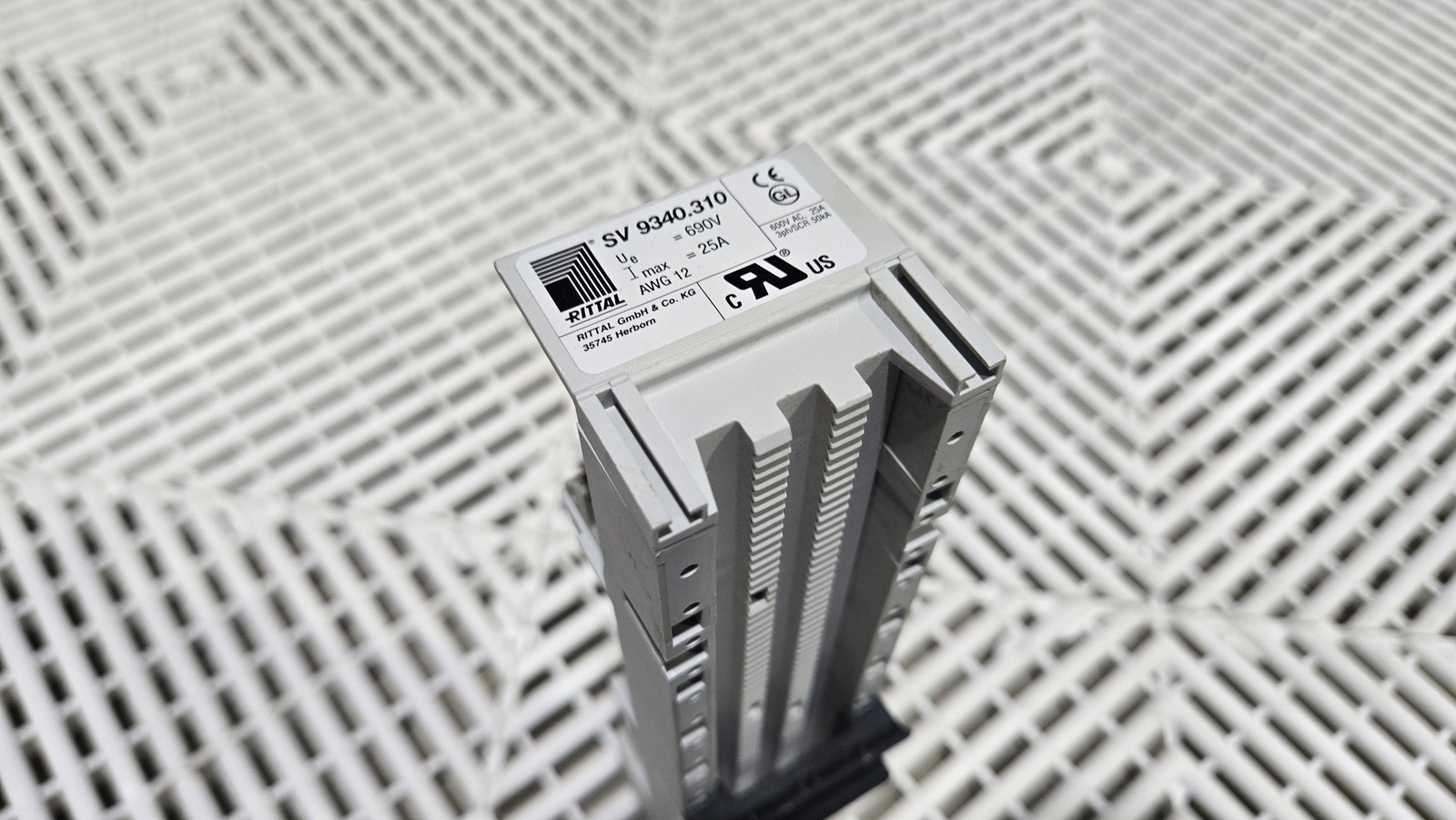 Rittal SV 9340.310 3-Phase 25A 690V DIN Rail Bus Bar Adapter - Used - Image 3